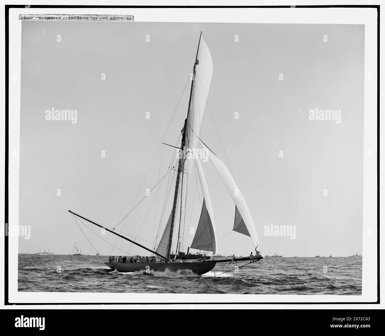 Shamrock I traversant la ligne, Detroit Publishing Co. No. 05537., Gift ; State Historical Society of Colorado ; 1949, Shamrock I (Yacht) , America's Cup races. , Régates. , Yachts. Banque D'Images