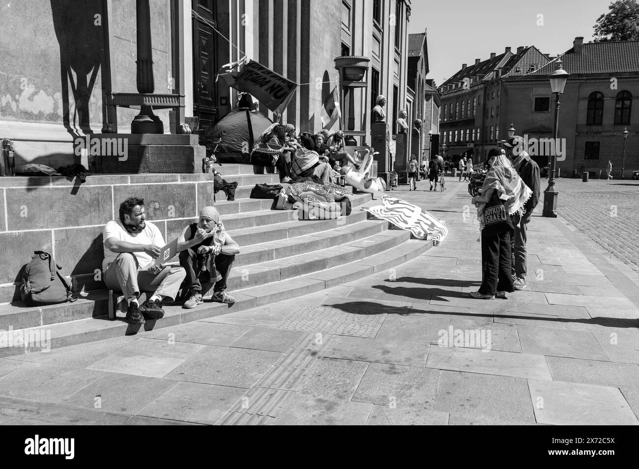 NOTE DE LA RÉDACTION : L'image a été traitée à l'aide d'un filtre numérique noir et blanc les manifestants bloquent l'entrée à Frue Plads à l'Université de Copenhague le vendredi 17 mai 2024 Copenhague Frue Plads Danemark Copyright : xKristianxTuxenxLadegaardxBergx 2E6A8035bw Banque D'Images