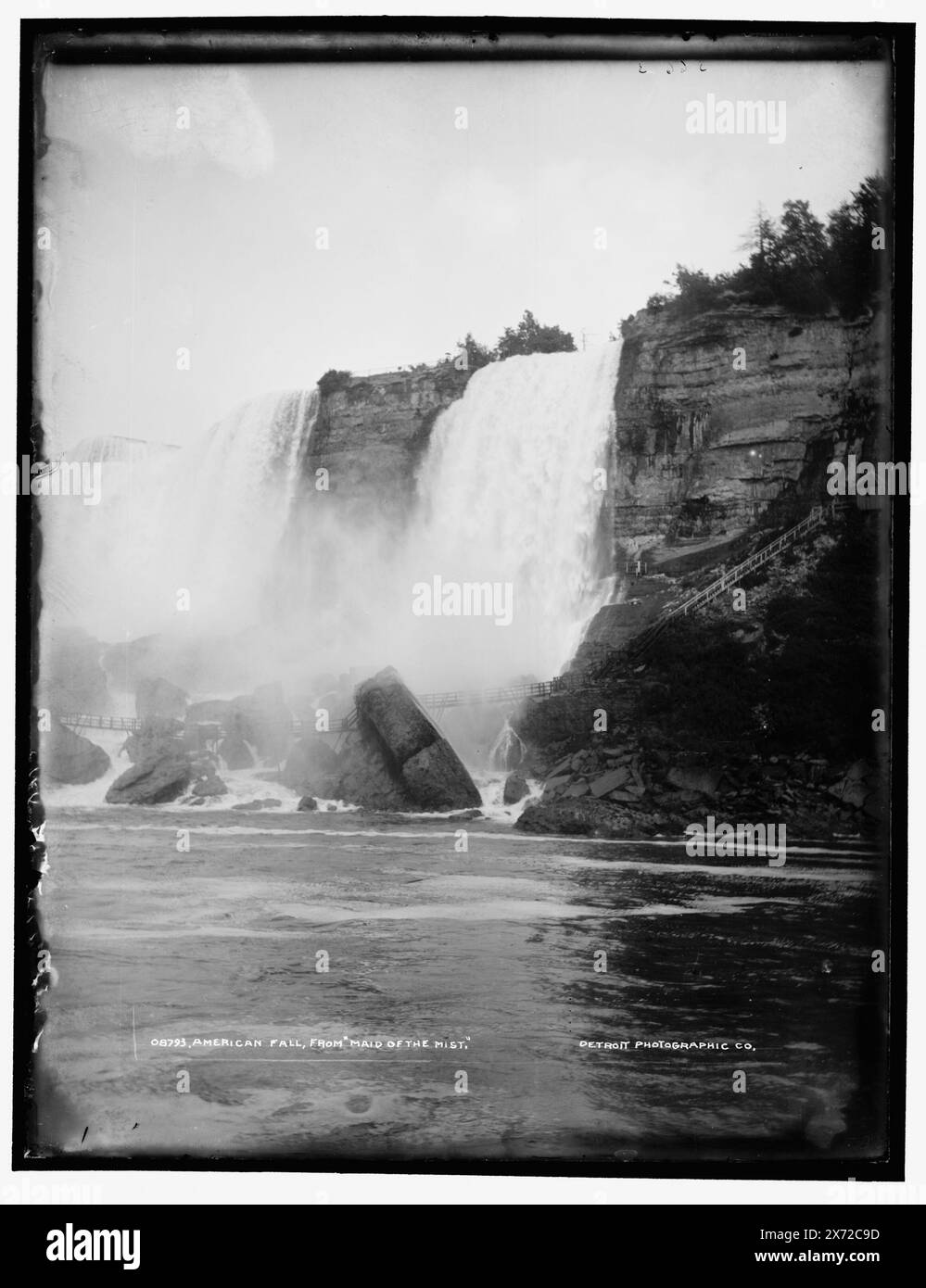 American Fall, de The Maid of the Mist, date basée sur Detroit, catalogue J (1901)., '566-3' sur négatif., Detroit Publishing Co. No. 08793., Gift ; State Historical Society of Colorado ; 1949, Waterfalls. , États-Unis, New York (État), Niagara Falls. Banque D'Images