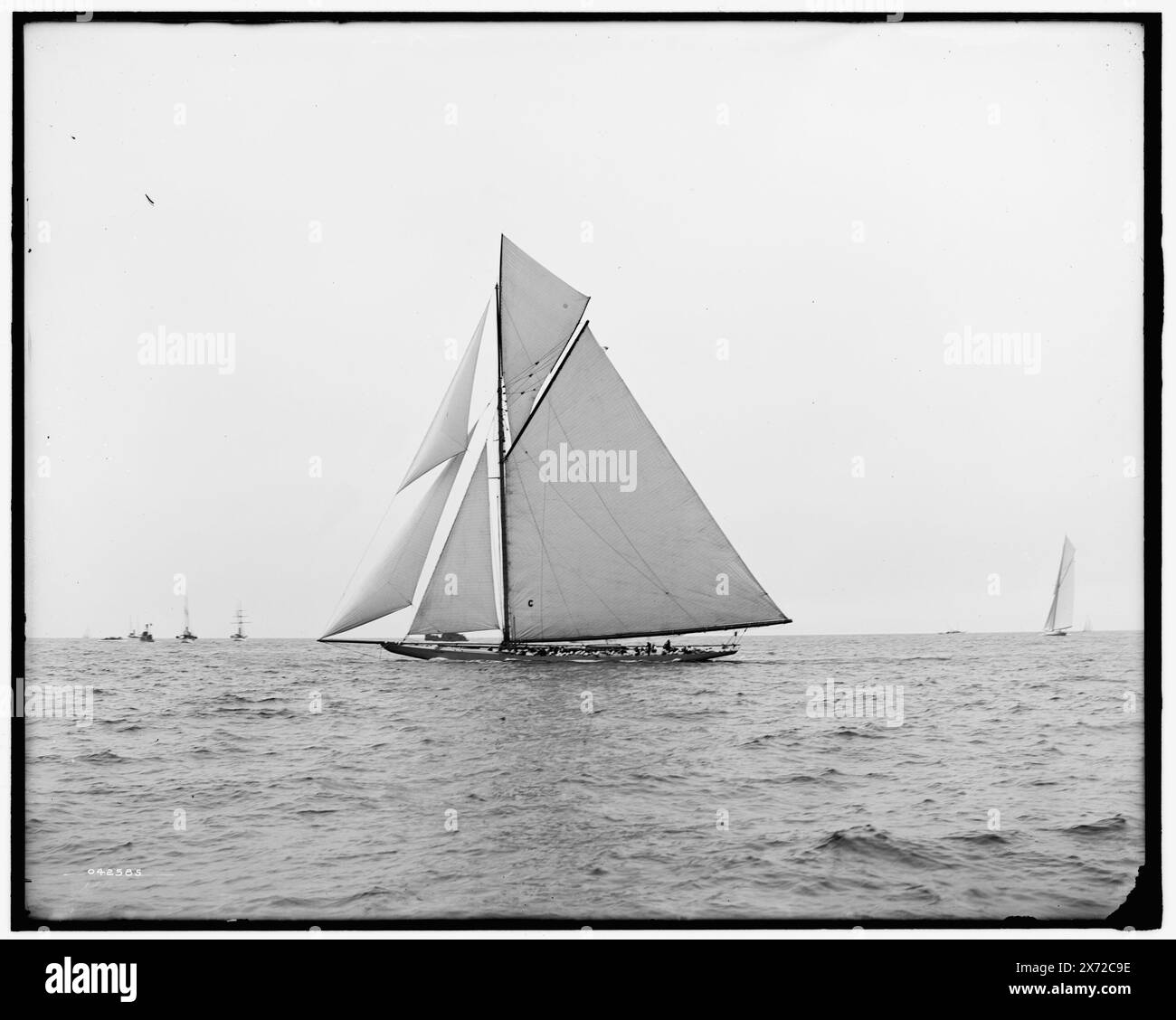 Yacht Independence, titre de veste., probablement America's Cup race., Detroit Publishing Co. No. 042585., Gift ; State Historical Society of Colorado ; 1949, Independence (Yacht) , Yachts. , Courses de la Coupe de l'America. , Régates. Banque D'Images