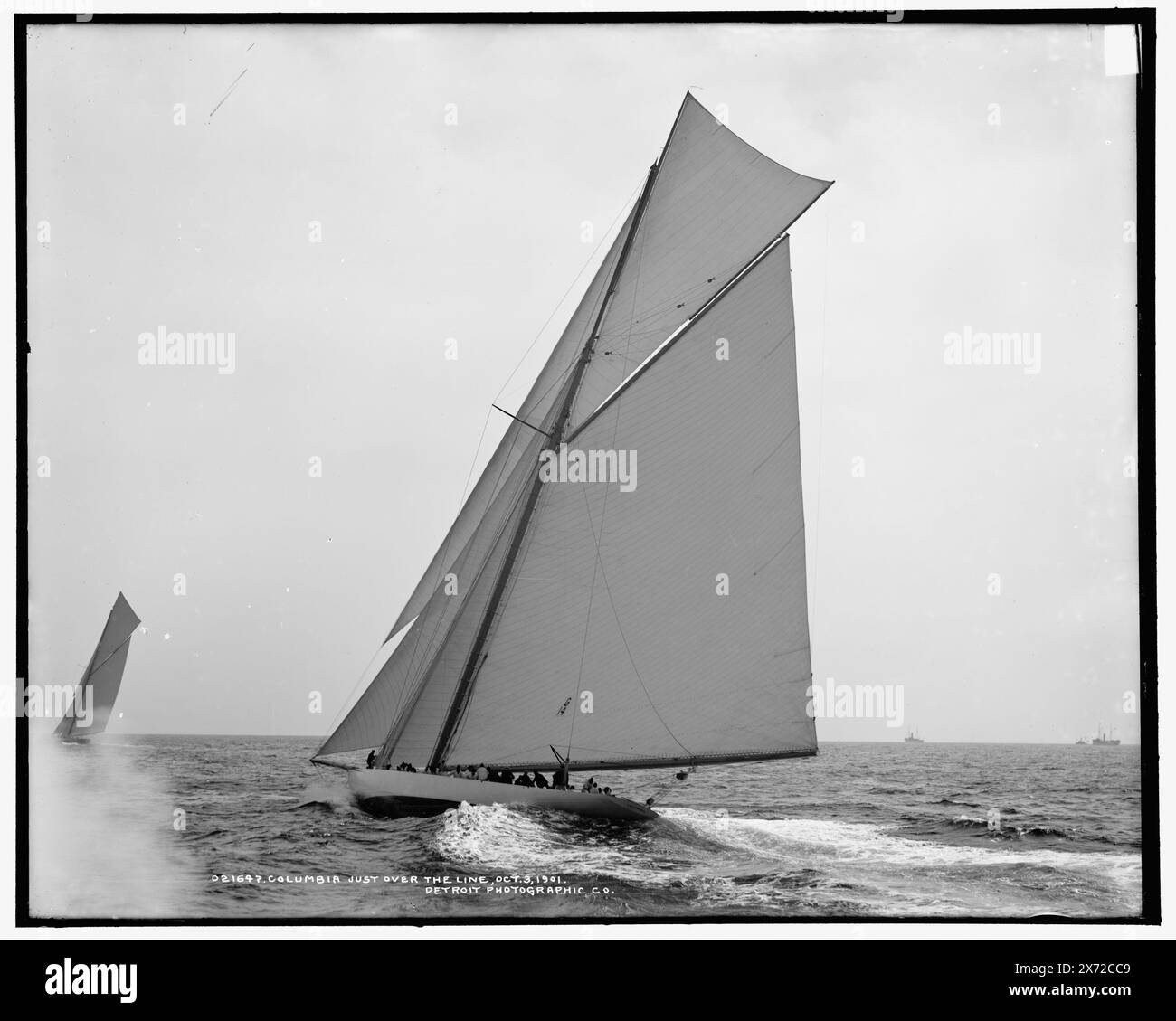 Columbia juste au-dessus de la ligne, '521' sur négatif., Detroit Publishing Co. No. 021647., Gift ; State Historical Society of Colorado ; 1949, Columbia (Sloop), America's Cup races. , Yachts. , Régates. Banque D'Images