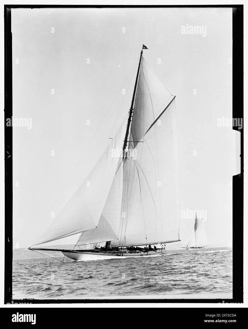Shamrock III, date basée sur le négatif D4-21723., Detroit Publishing Co. No. 021722., Gift ; State Historical Society of Colorado ; 1949, Shamrock III (Yacht), Yachts. , Courses de la Coupe de l'America. , Régates. Banque D'Images