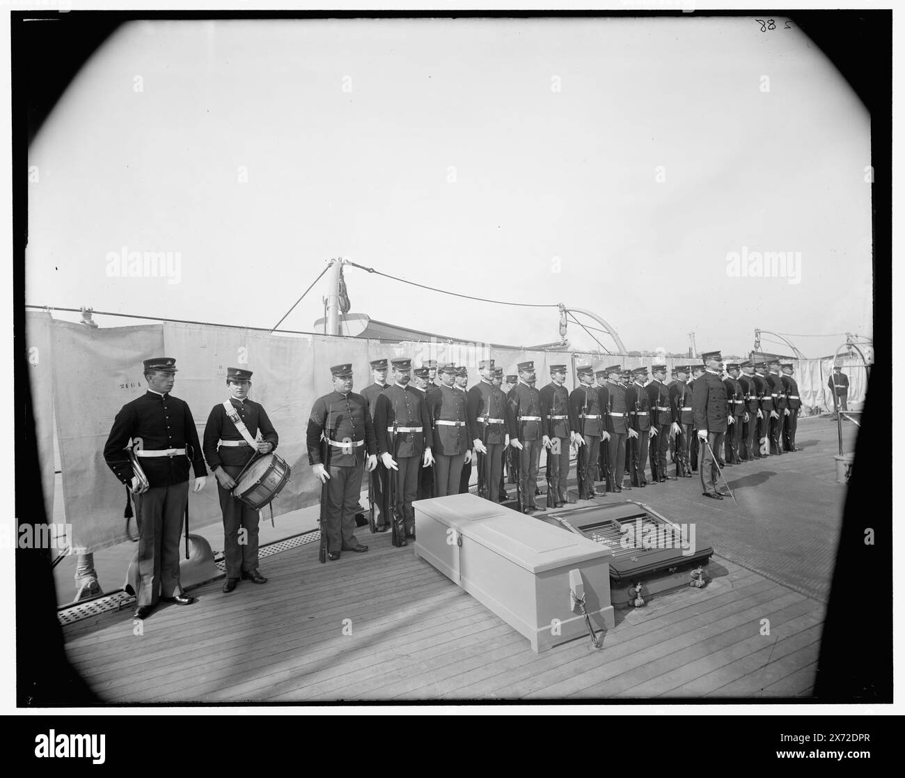 U.S.S. Iowa, Marine Guard, titre de veste., peut-être un exercice pour enterrer en mer., Detroit Publishing Co. No. 032288., Gift ; State Historical Society of Colorado ; 1949, Iowa (Battleship), États-Unis., Marine corps. , Soldats, américain. , Coffins. , Cuirassés, américain. Banque D'Images
