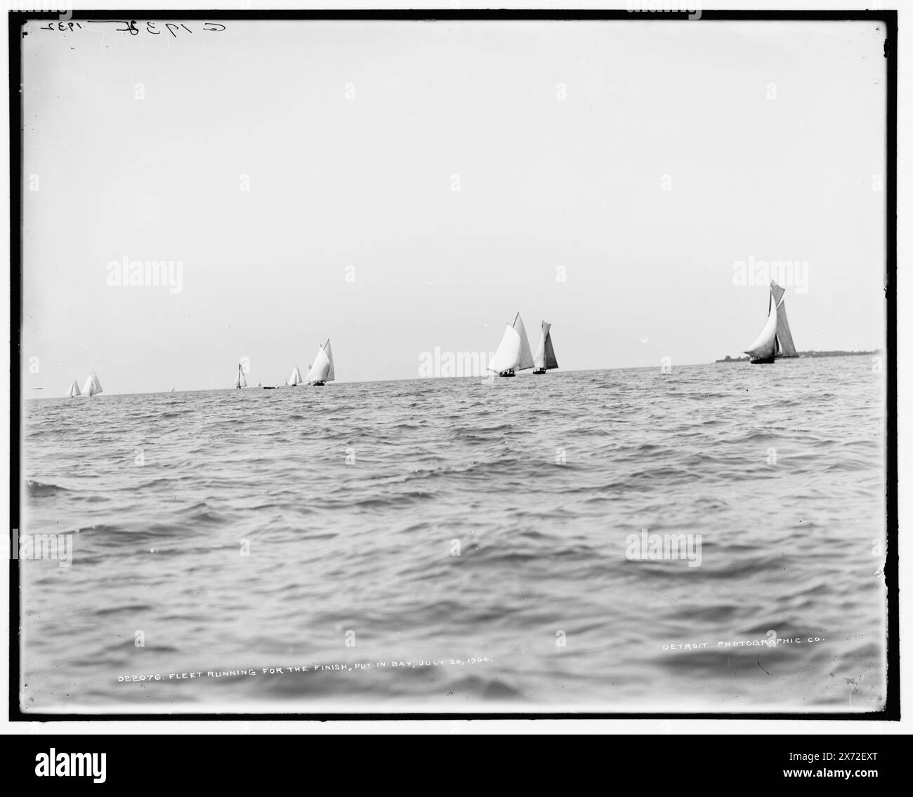 Flotte en course pour l'arrivée, Put-in-Bay, 'G 1932' sur négatif., Detroit Publishing Co. No. 022076., Gift ; State Historical Society of Colorado ; 1949, Yachts. , Régates. , États-Unis, Ohio, Put-in-Bay. Banque D'Images