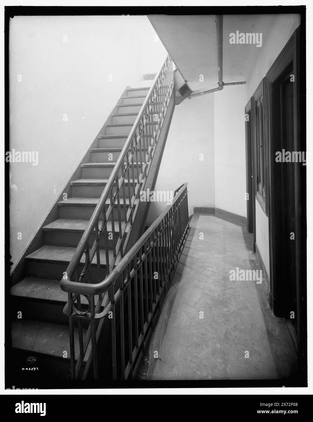 Escalier et hall, tenement, New York City, titre tiré de la veste., Detroit Publishing Co. No. 043297., Gift ; State Historical Society of Colorado ; 1949, Passageways. , Escaliers. , Tenement Houses. , États-Unis, New York (State), New York. Banque D'Images
