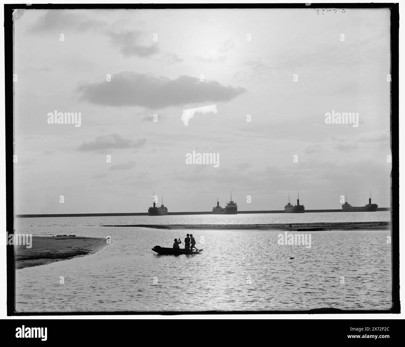 Coucher de soleil à travers le port, Buffalo, New York, titre de la veste., 'G 8738' sur négatif., Detroit Publishing Co. no. 500224., Gift ; State Historical Society of Colorado ; 1949, Harbors. , Levers et couchers de soleil. , Cargos. , États-Unis, New York (State), Buffalo. Banque D'Images