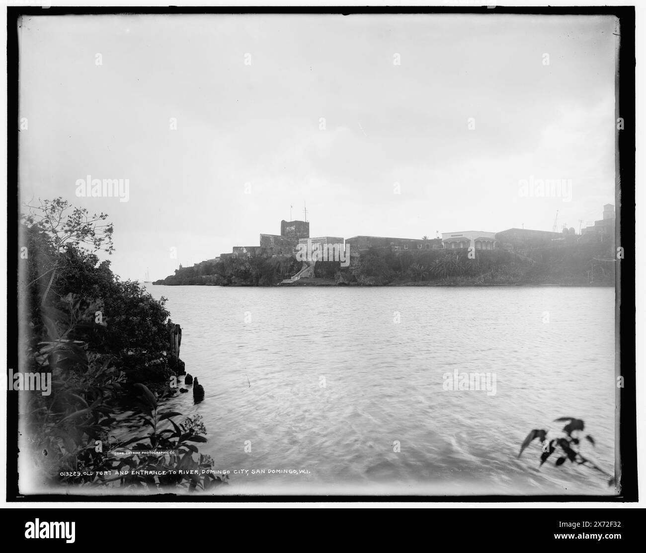 Vieux fort et entrée de la rivière, Domingo City, San Domingo, W.I., Detroit Publishing Co. No. 013229., Gift ; State Historical Society of Colorado ; 1949, forts & fortifications. , Front de mer. , République dominicaine, Saint-Domingue. Banque D'Images