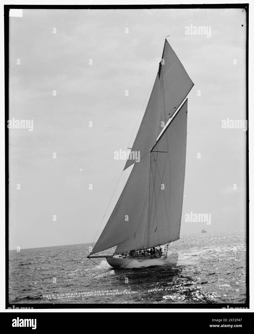 Columbia venant pour la ligne au vent du bateau de comité, '492' sur négatif., Detroit Publishing Co. No. 021622., Gift ; State Historical Society of Colorado ; 1949, Columbia (Sloop), America's Cup races. , Yachts. , Régates. Banque D'Images