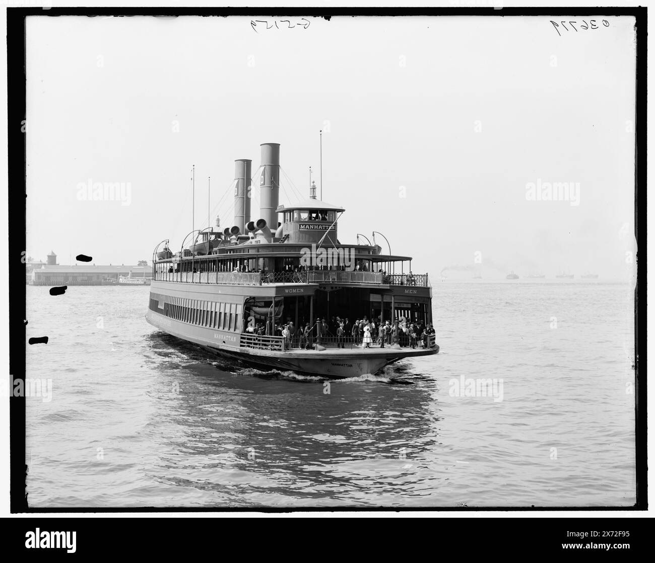 A Municipal ferry, New York, New York, New York, titre de la veste., 'Women' sur la moitié gauche du pont inférieur ; 'Men' sur la moitié droite., 'G 5159' sur le négatif., Detroit Publishing Co. No. 036779., Gift ; State Historical Society of Colorado ; 1949, Manhattan (Ferry Boat), Ferries. , Passagers. , Ségrégation. , États-Unis, New York (State), New York. Banque D'Images