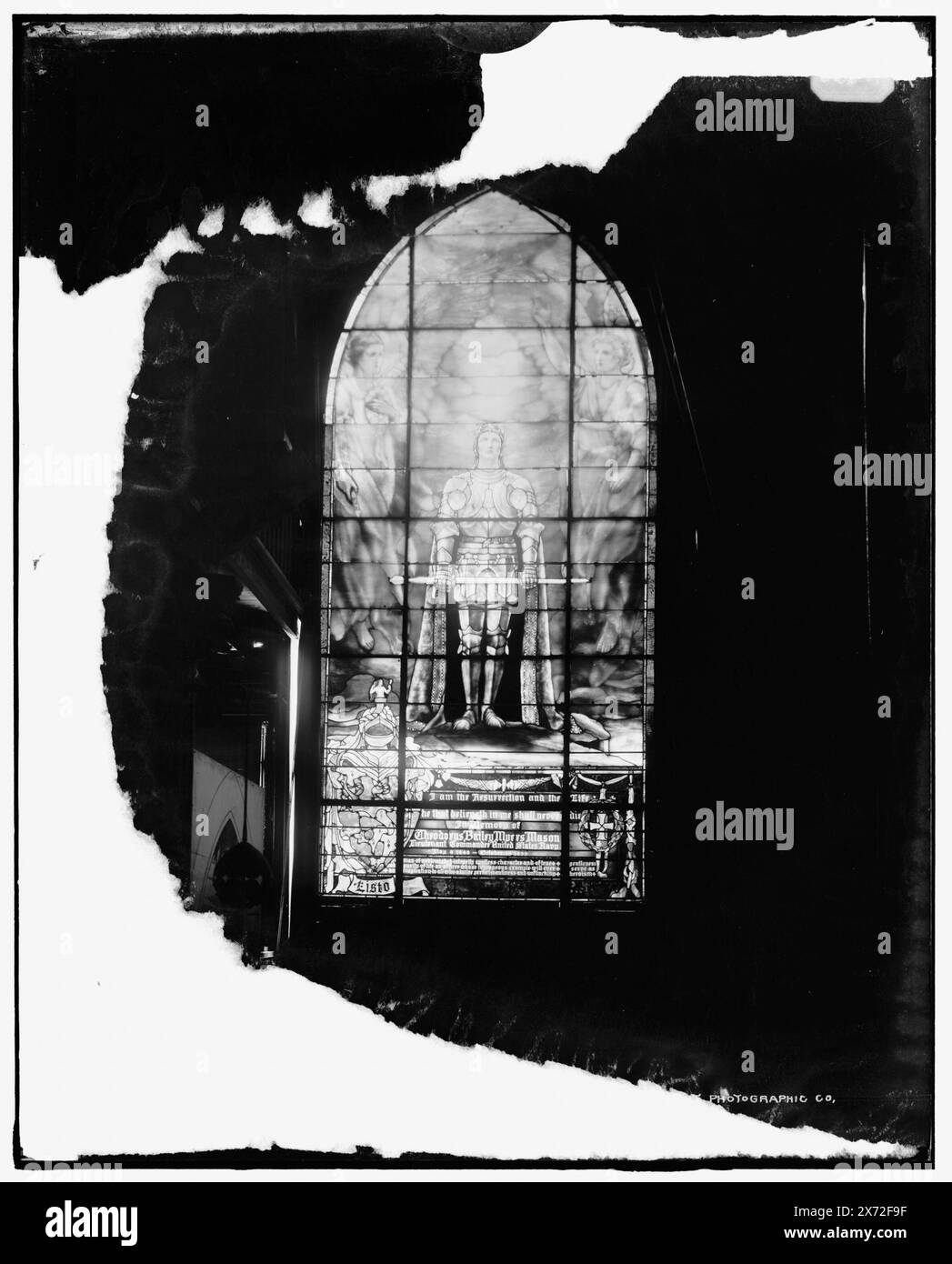 Fenêtre commémorative en verre Tiffany Co. à l'exposition panaméricaine, partie du titre de la veste., 'fenêtre à la mémoire de Theodorus Bailey Myers Mason, USN D. 1848-1899' et '5206' sur négatif., Detroit Publishing Co. no. 042574., Gift ; State Historical Society of Colorado ; 1949, Mason, Theodorus B. M., (Theodorus Bailey Myers), 1848-1899. , Pan-American exposition, (1901 :, Buffalo, N.Y.) , expositions. , Windows. , Monuments et mémoriaux. , Vitraux. Banque D'Images