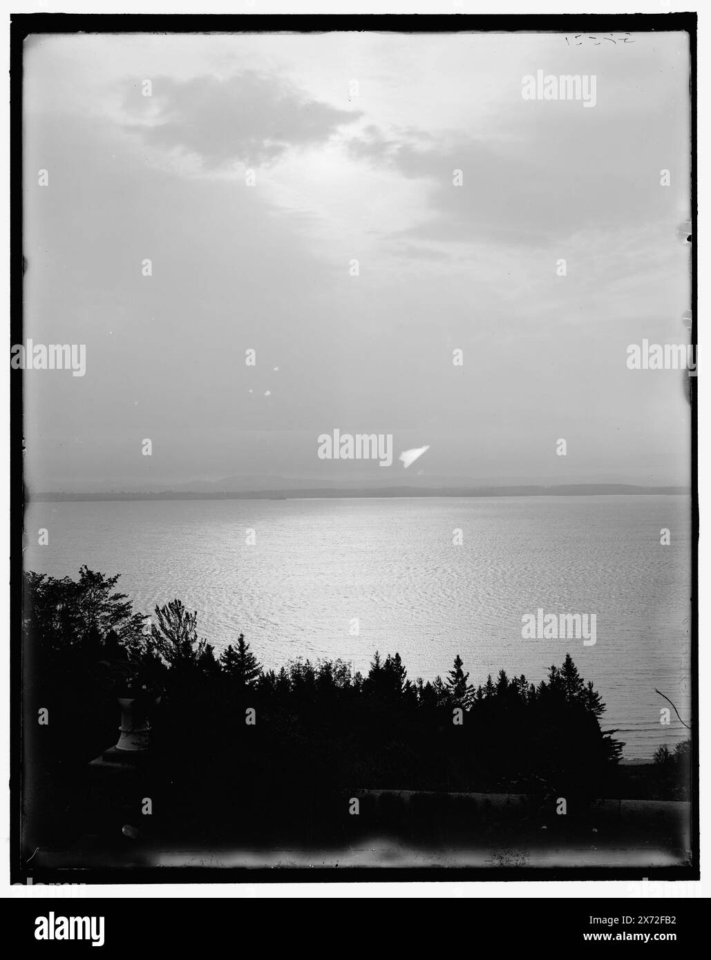 Hôtel Champlain, tôt le matin sur le lac Champlain, Bluff point, N.Y., titre tiré de la veste., 'G 8531' sur négatif., Detroit Publishing Co. no. 500243., Gift ; State Historical Society of Colorado ; 1949, Resorts. , Levers et couchers de soleil. , Lacs et étangs. , États-Unis, New York (État), Bluff point. , États-Unis, Champlain, Lake. Banque D'Images