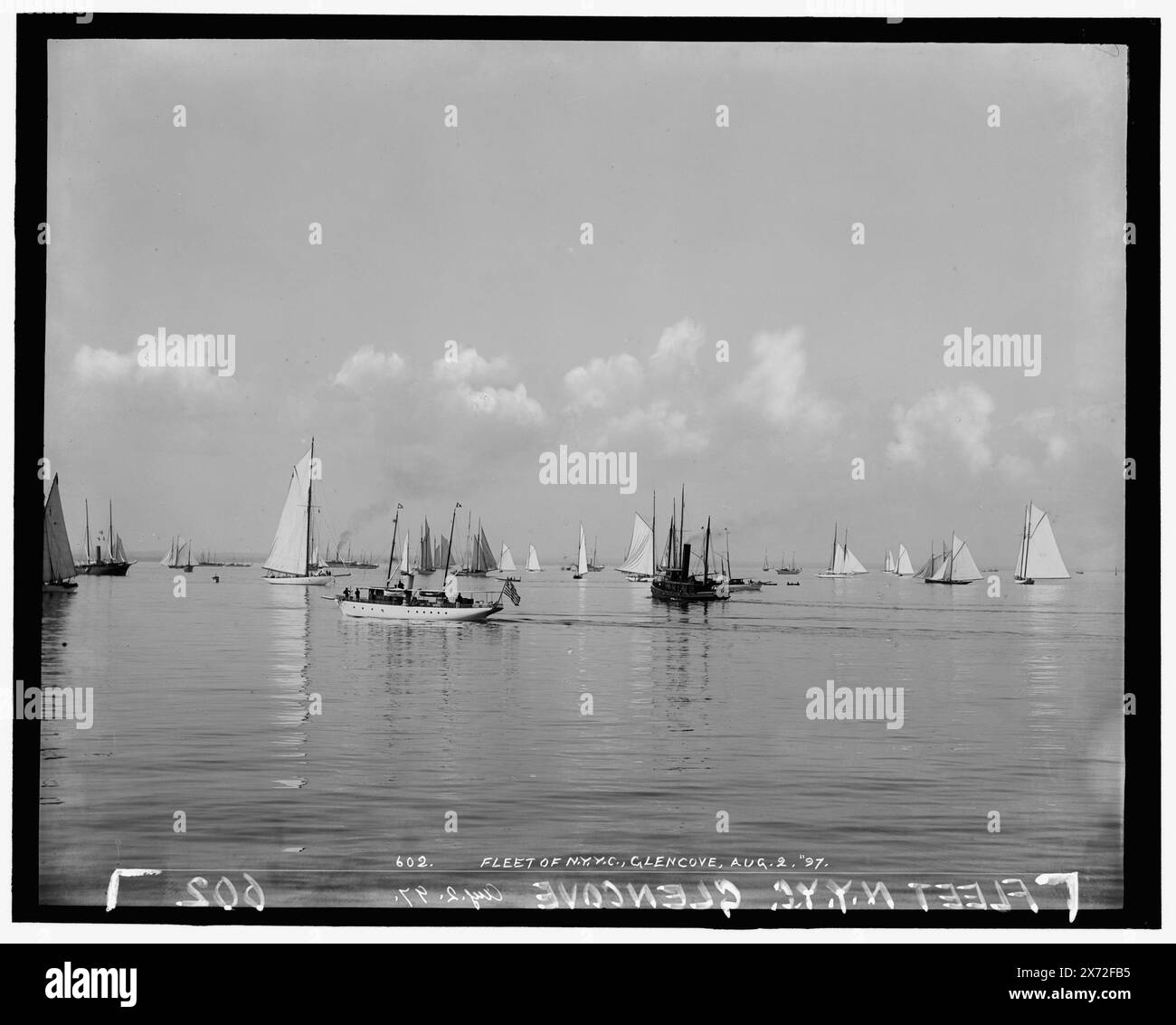 Fleet of N.Y.Y.C. New York Yacht Club, Glencove sic, attribution basée sur le style du titre et la numérotation., '602' sur négatif., No Detroit Publishing Co. no., cadeau ; State Historical Society of Colorado ; 1949, Yachts. , Harbors. , Yacht clubs. , États-Unis, New York (State), Glen Cove. Banque D'Images