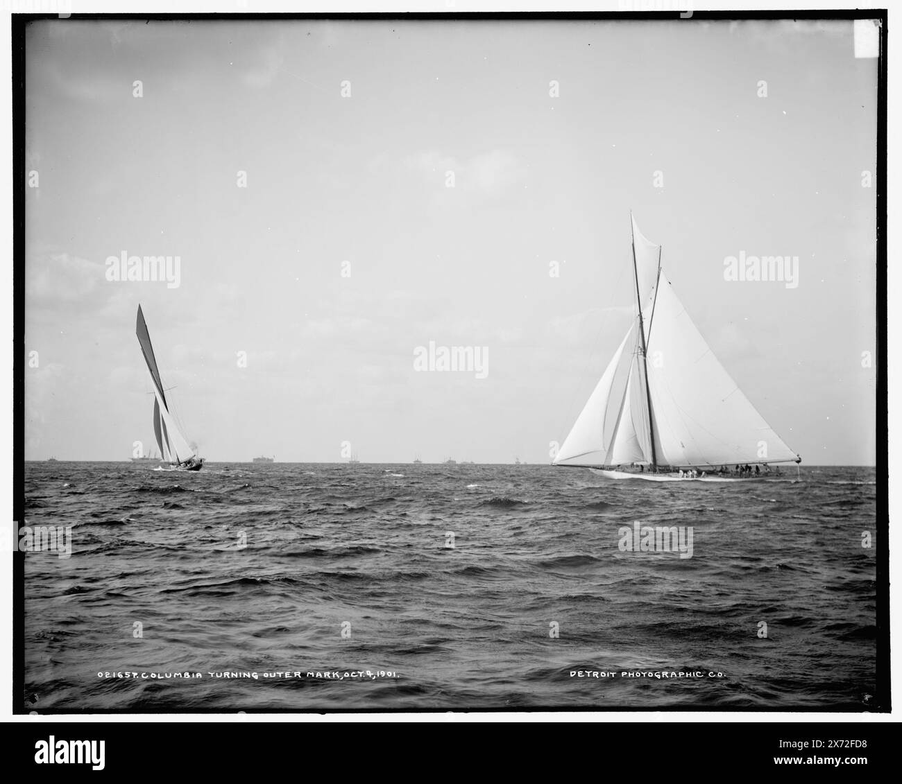 Columbia Turning extérieur marque, '540' sur négatif., Detroit Publishing Co. No. 021657., Gift ; State Historical Society of Colorado ; 1949, Columbia (Sloop), America's Cup races. , Yachts. , Régates. Banque D'Images