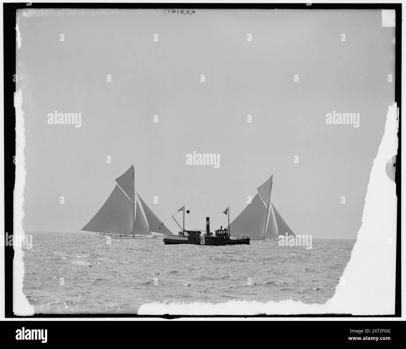 Reliance et Shamrock III manoeuvrant pour le départ, titre de veste., '1481' sur négatif., Detroit Publishing Co. No. 033161., Gift ; State Historical Society of Colorado ; 1949, Reliance (Yacht) , Shamrock III (Yacht) , Yachts. , Régates. , Courses de la Coupe de l'America. Banque D'Images