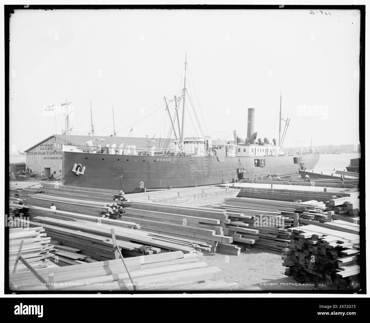 S.S. Huron, Clyde Line, à Jacksonville, Fla., '708 G' sur négatif., Detroit Publishing Co. No. 021725., Gift ; State Historical Society of Colorado ; 1949, Huron (cargo), Cargo Ships. , Industrie du bois. , Quais et quais. , États-Unis, Floride, Jacksonville. Banque D'Images