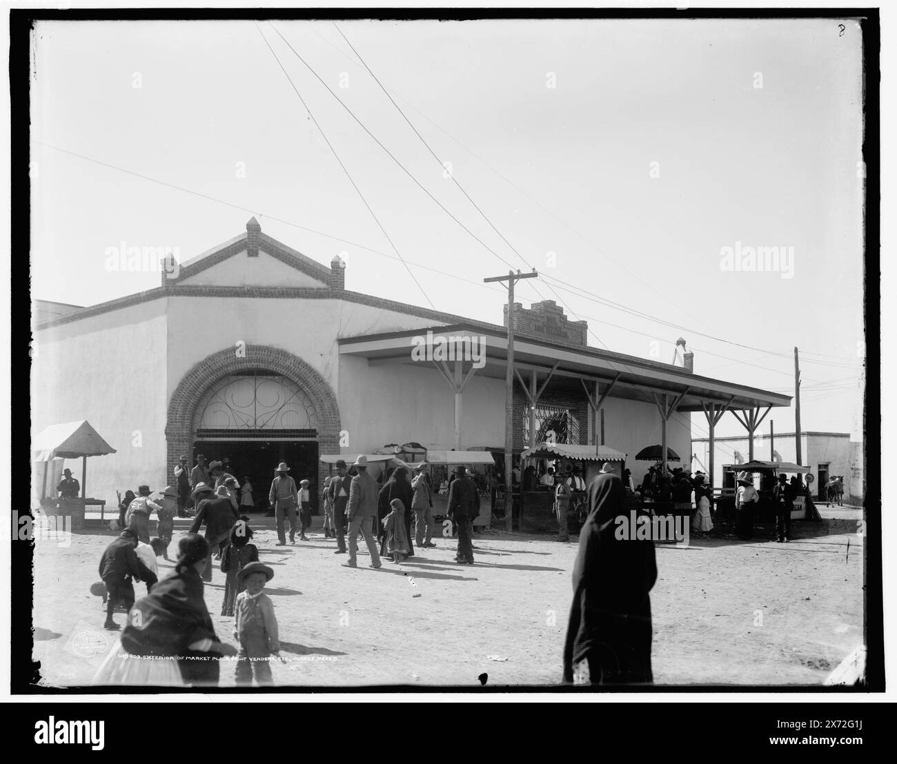 Extérieur de la place du marché, les vendeurs de fruits à savoir vendeurs, etc, Juarez, Mexique, '1905 Mercado Luis Terrazas' sur le bâtiment., '8' sur négatif., Detroit Publishing Co. no. 019803., Gift ; State Historical Society of Colorado ; 1949, Markets. , Mexique, Chihauhua, Juarez. Banque D'Images