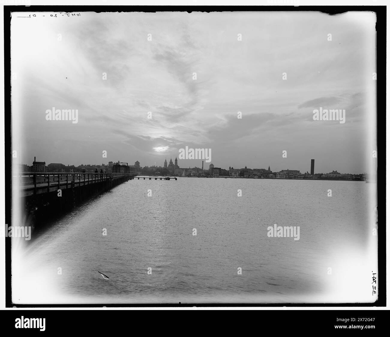 Coucher de soleil à Augustine, Fla., titre de veste., 'WHJ 20-02' sur négatif., Detroit Publishing Co. no. 032741., Gift ; State Historical Society of Colorado ; 1949, Sunrise & Sunsets. , Baies. , États-Unis, Floride, Saint Augustine. Banque D'Images