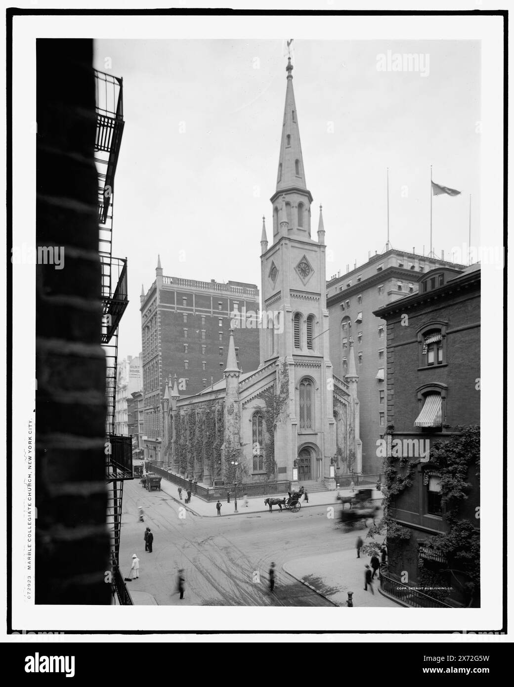Marble Collegiate Church, New York City, négatif craqué au centre supérieur., 'G 9394' sur négatif., Detroit Publishing Co. No. 072923., Gift ; State Historical Society of Colorado ; 1949, Churches. , Rues. , États-Unis, New York (State), New York. Banque D'Images
