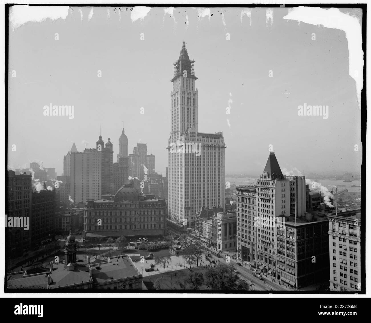 Woolworth Building, New York, New York, New York, titre tiré de la veste., City Hall Park and Post Office en bas à gauche., 'G 8239' sur négatif., Detroit Publishing Co. No. 500735., Gift ; State Historical Society of Colorado ; 1949, Office Buildings. , Gratte-ciel. , États-Unis, New York (State), New York. Banque D'Images