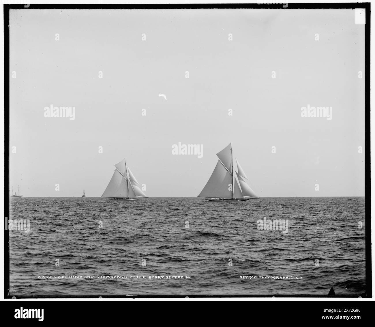 , '494' sur négatif., Detroit Publishing Co. No. 021624., Gift ; State Historical Society of Colorado ; 1949, Columbia (Sloop) , Shamrock II (Yacht) , America's Cup races. , Yachts. , Régates. Banque D'Images