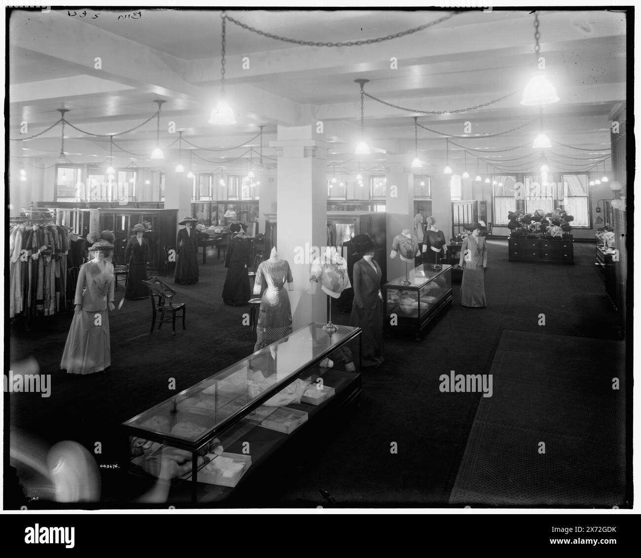 Elliott, Taylor, Woolfenden, manteau et costume, Detroit, Mich., titre de veste., Detroit Publishing Co. no. 043676., Gift ; State Historical Society of Colorado ; 1949, Dry Goods Stores. , Mannequins. , Intérieurs. , États-Unis, Michigan, Detroit. Banque D'Images