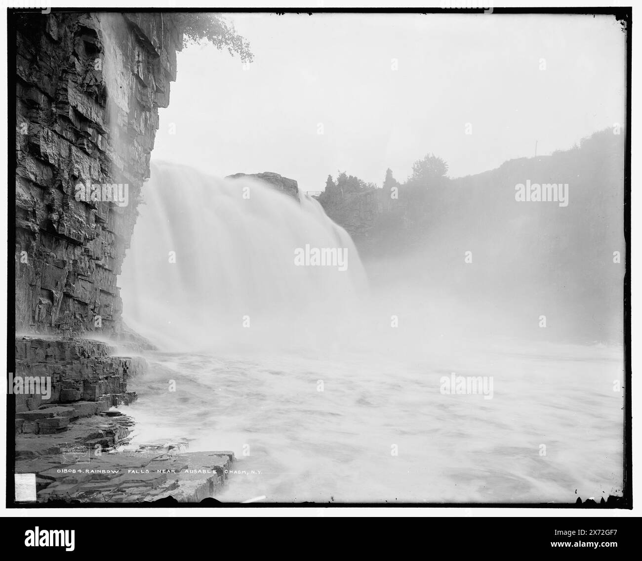 Rainbow Falls près d'Ausable Chasm, New York, '2451 B' sur négatif., Detroit Publishing Co. No. 018084., Gift ; State Historical Society of Colorado ; 1949, Waterfalls. , États-Unis, New York (État), Ausable River. Banque D'Images