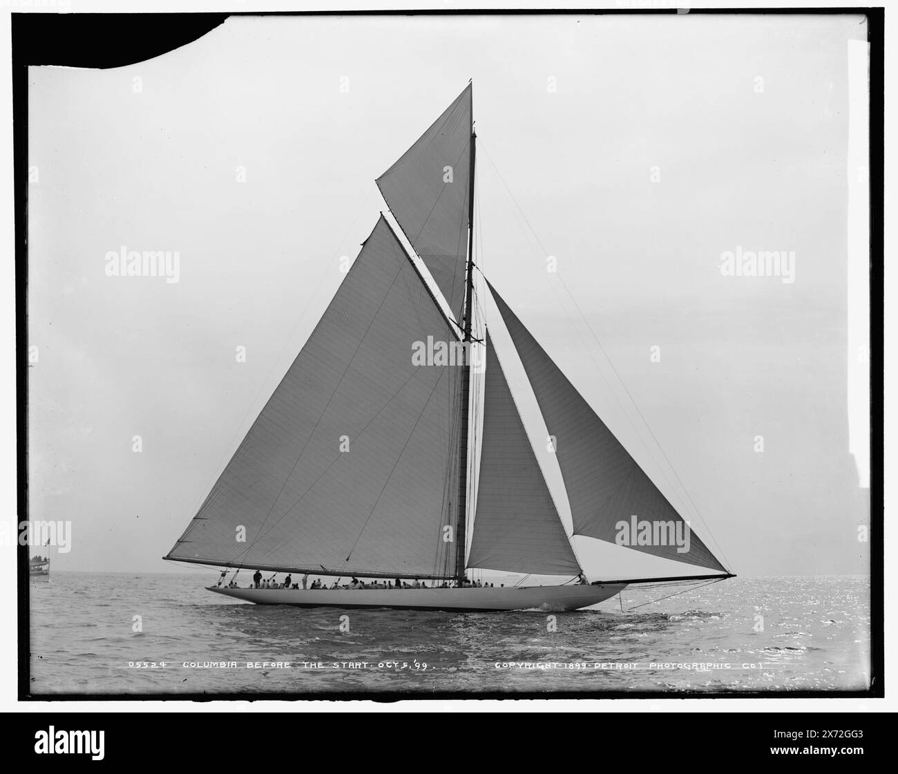 Columbia avant le départ, '10' sur négatif., Detroit Publishing Co. No. 05524., Gift ; State Historical Society of Colorado ; 1949, Columbia (Sloop), America's Cup races. , Régates. , Yachts. Banque D'Images