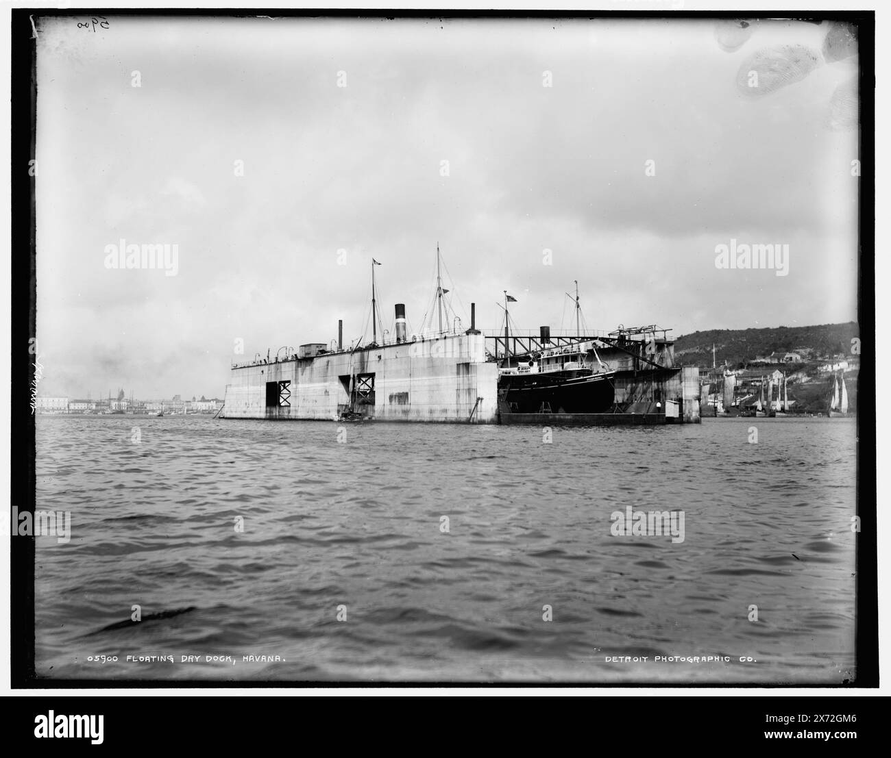 Cale sèche flottante, la Havane, date basée sur Detroit, catalogue J (1901)., Detroit Publishing Co. No. 05900., cadeau ; State Historical Society of Colorado ; 1949, Boat & Ship Industry. , Navires. , Cuba, la Havane. Banque D'Images