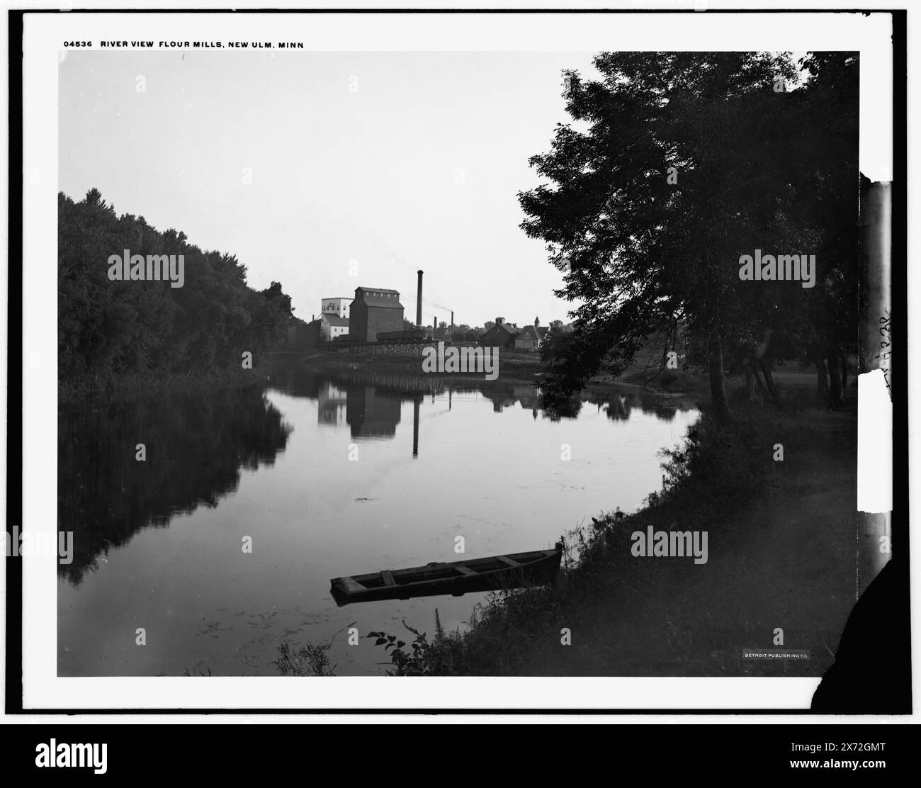 Riverview Flour Mills, New Ulm, Minnesota, date basée sur Detroit, catalogue F (1899)., '64' sur négatif., Detroit Publishing Co. No. 04536., Gift ; State Historical Society of Colorado ; 1949, Industrial Facilities. , Industrie de la farine et de la farine. , Rivers. , États-Unis, Minnesota, New Ulm. , États-Unis, Minnesota, Minnesota River. Banque D'Images