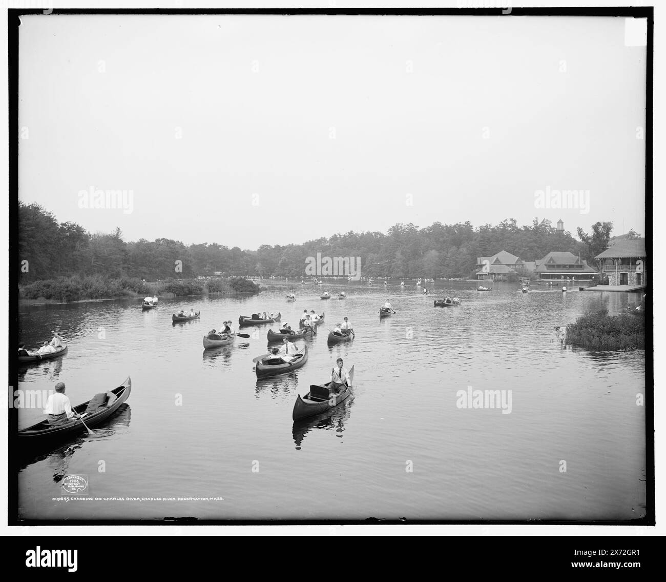 Canoë-kayak sur Charles River, Charles River Reservation, Mass., '3389' sur négatif., Detroit Publishing Co. No. 019645., Gift ; State Historical Society of Colorado ; 1949, Canoes. , Rivers. , Parcs. , États-Unis, Massachusetts, Charles River Reservation. , États-Unis, Massachusetts, Charles River. Banque D'Images