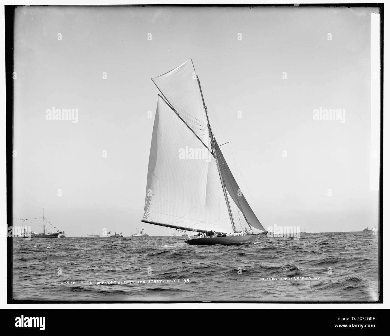 Shamrock I avant le début, '19' sur négatif., Detroit Publishing Co. No. 05532., Gift ; State Historical Society of Colorado ; 1949, Shamrock I (Yacht) , America's Cup races. , Régates. , Yachts. Banque D'Images