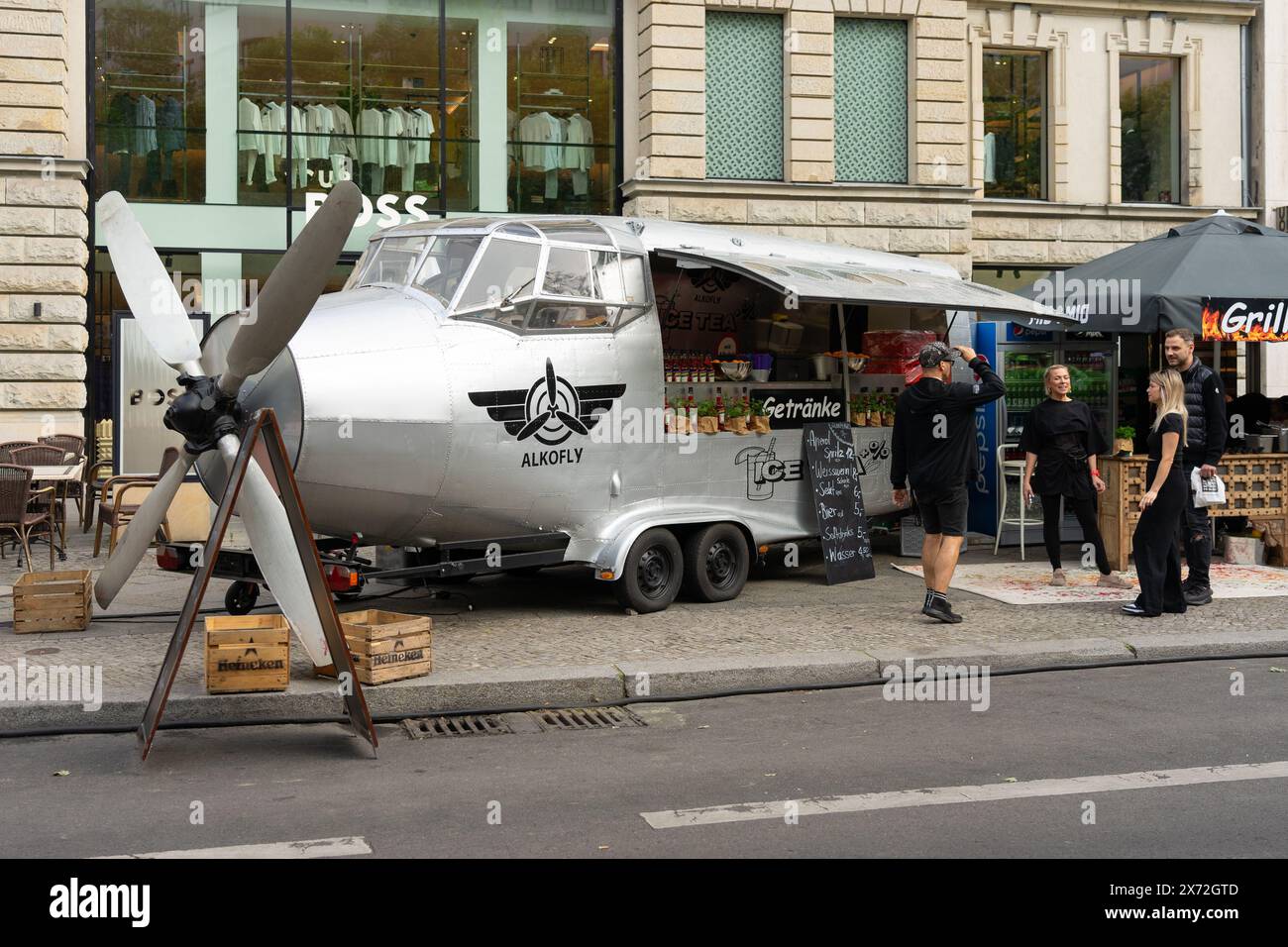 BERLIN - 04 MAI 2024 : café de rue sous la forme d'un avion stylisé. Classic Days Berlin 2024. Banque D'Images