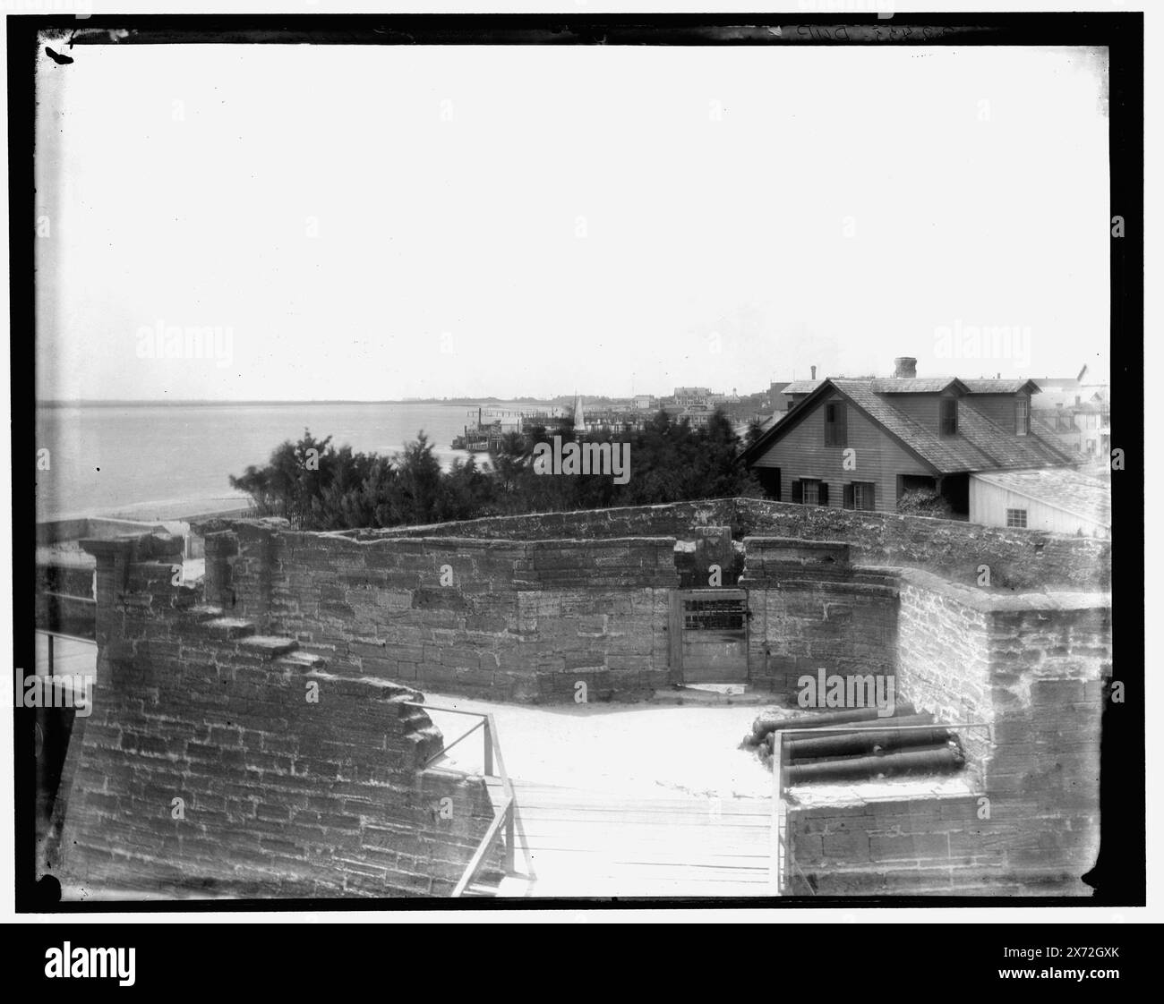 The Demilune at Fort Marion, composé Augustine, Fla., Title from jacket., Castillo de San Marcos National Monument., '193 dup' on Negative., Detroit Publishing Co. No. 32455., Gift ; State Historical Society of Colorado ; 1949, forts & fortifications. , États-Unis, Floride, Saint Augustine. Banque D'Images