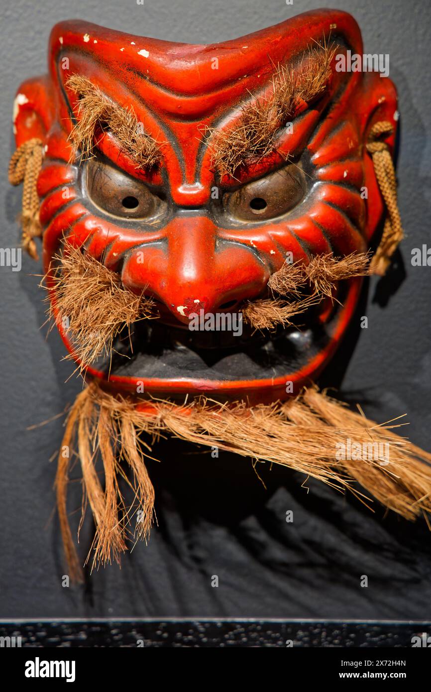 LYON, FRANCE, 15 mai 2024 : Un masque du théâtre du non est montré à l'exposition Japan passion au musée la sucrière. Banque D'Images