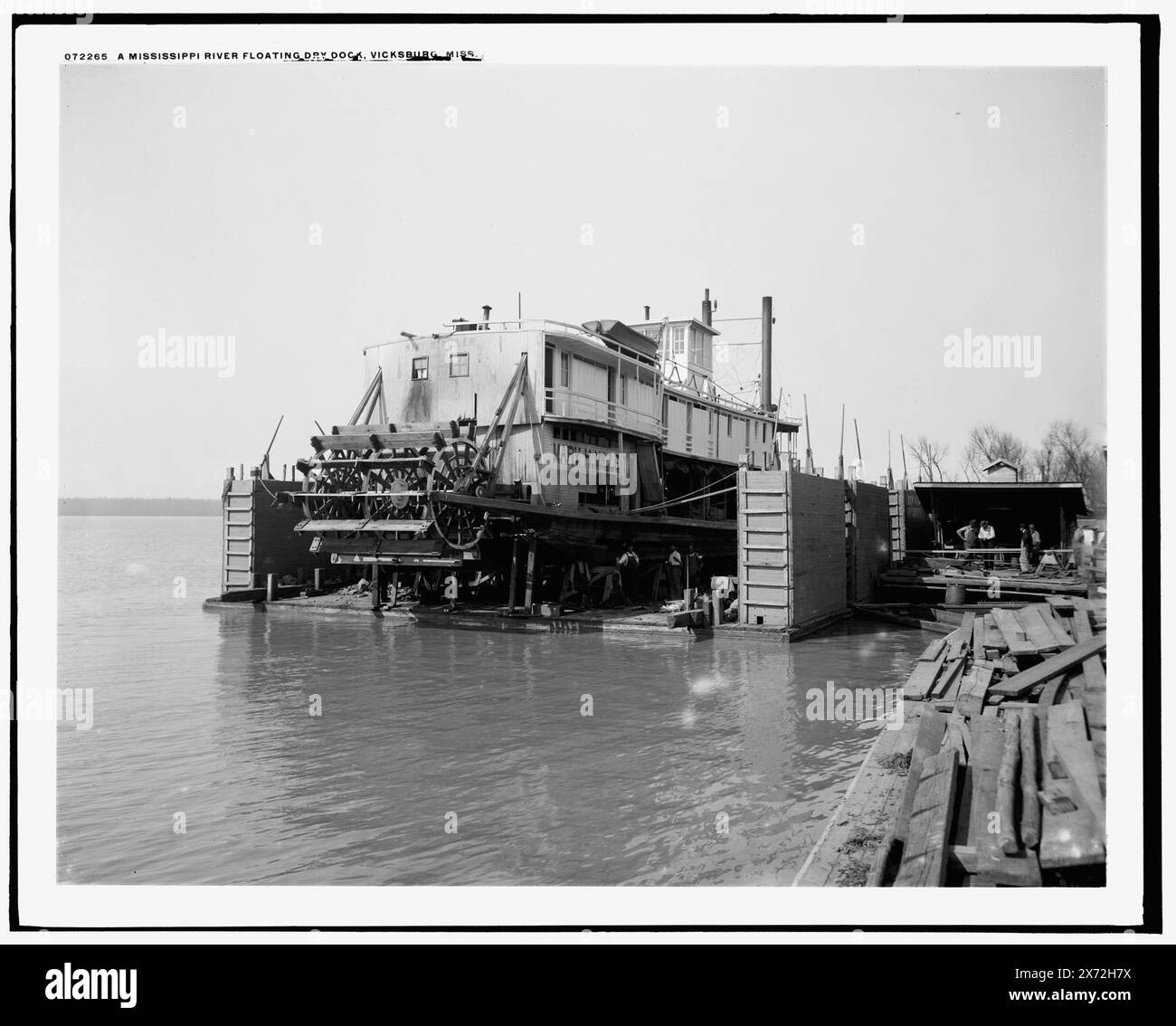 Une cale sèche flottante du fleuve Mississippi, Vicksburg, Miss., Detroit Publishing Co. no. 072265., Gift ; State Historical Society of Colorado ; 1949, Mary H. Miller (Stern Wheeler) , Boat & Ship Industry. , Stern Wheelers. , Rivers. , États-Unis, Mississippi, Vicksburg. Banque D'Images