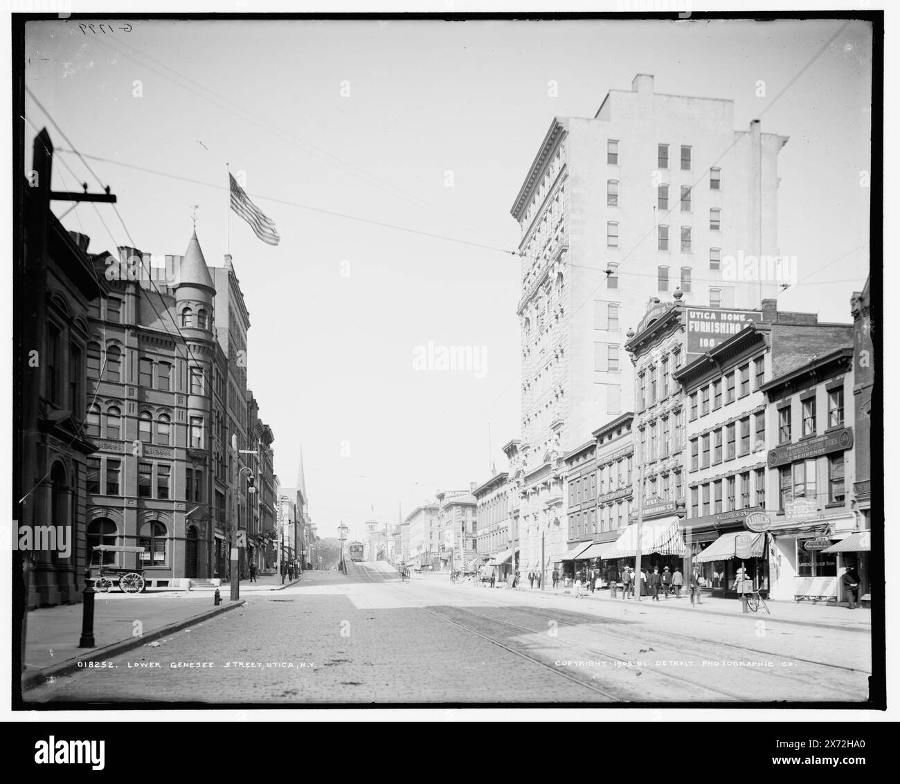 Lower Genesee Street, Utica, New York, négatif fissuré à gauche et scotché., 'G 1799' sur négatif., Detroit Publishing Co. 018252., Gift ; State Historical Society of Colorado ; 1949, Streets. , Installations commerciales. , États-Unis, New York (State), Utica. Banque D'Images