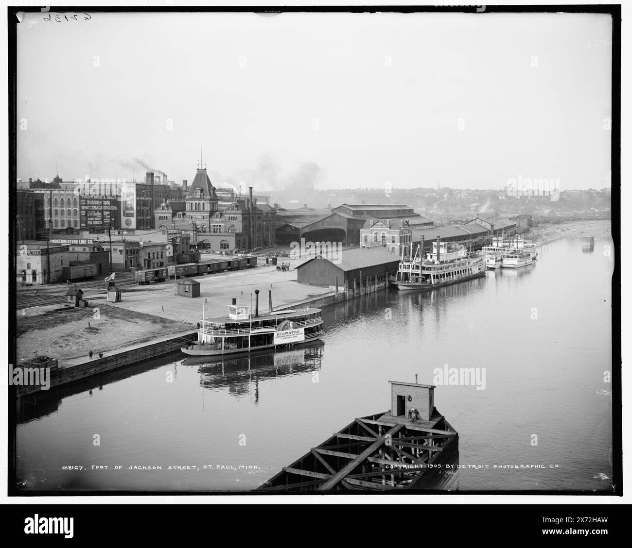 Foot of Jackson Street, établi Paul, Minn., transparent en verre correspondant (avec même code de série) disponible sur vidéodisque cadre 1A-30264., 'G 2136' sur négatif., Detroit Publishing Co. No. 018167., Gift ; State Historical Society of Colorado ; 1949, Piers & Wharves. , Bateaux à vapeur. , Rivers. , États-Unis, Minnesota, Saint Paul. , États-Unis, Mississippi River. Banque D'Images