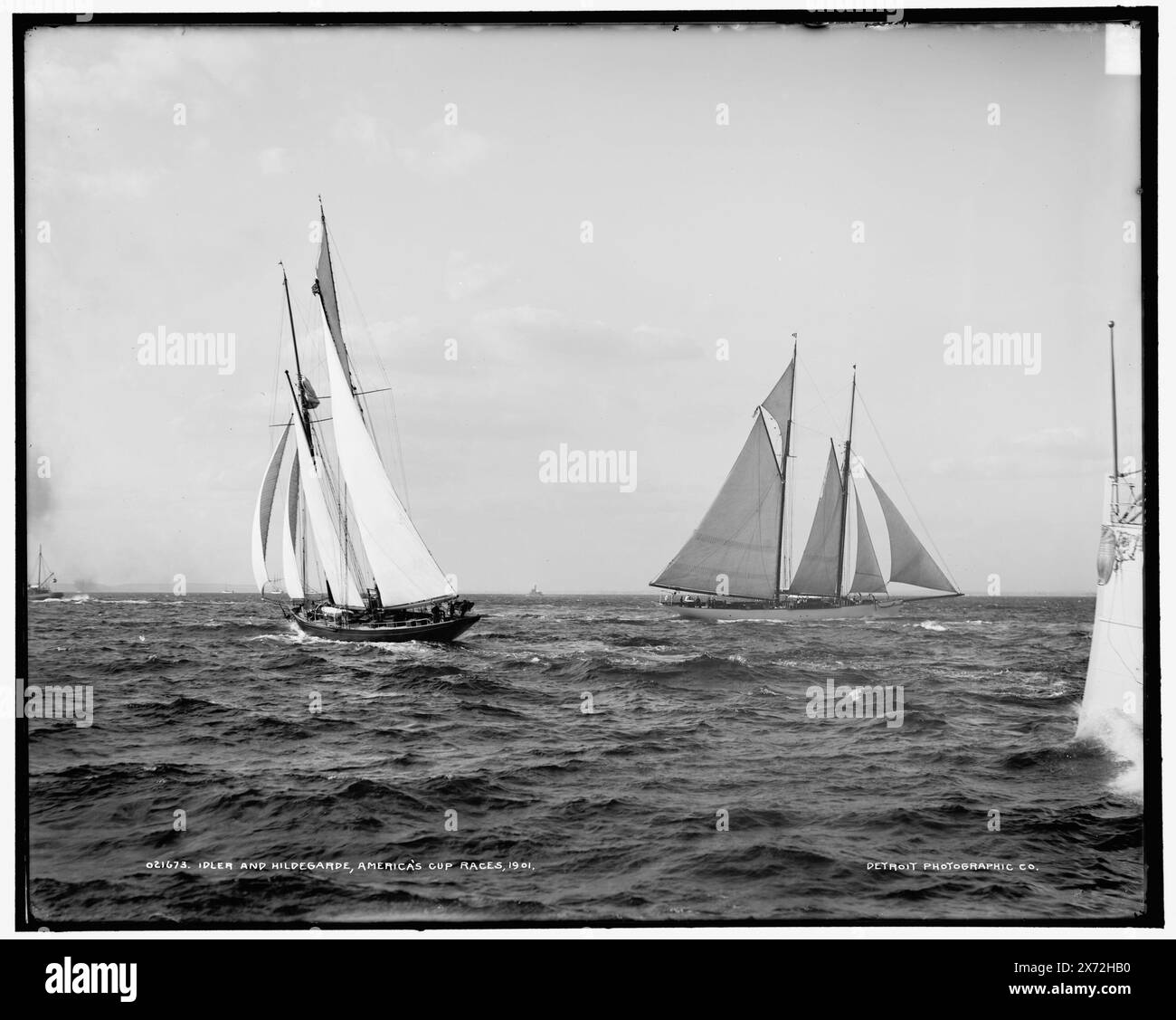 Idler et Hildegarde, America's Cup races, '530' sur négatif., Detroit Publishing Co. No. 021673., cadeau ; State Historical Society of Colorado ; 1949, Idler (Yacht) , Hildegarde (Schooner) , America's Cup races. , Yachts. , Régates. Banque D'Images
