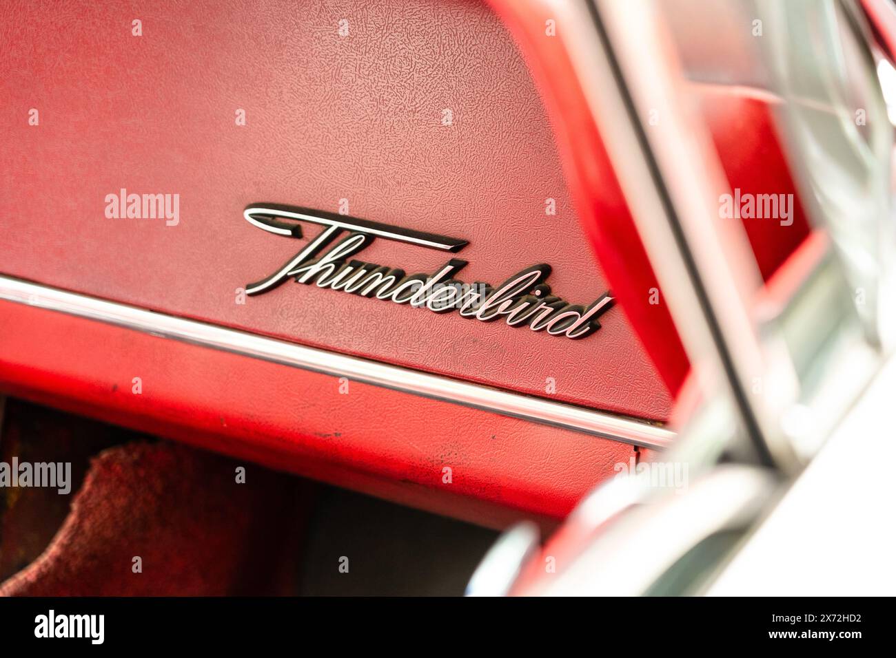 BERLIN - 04 MAI 2024 : le détail d'une voiture de luxe personnelle Ford Thunderbird, gros plan. Classic Days Berlin 2024. Banque D'Images