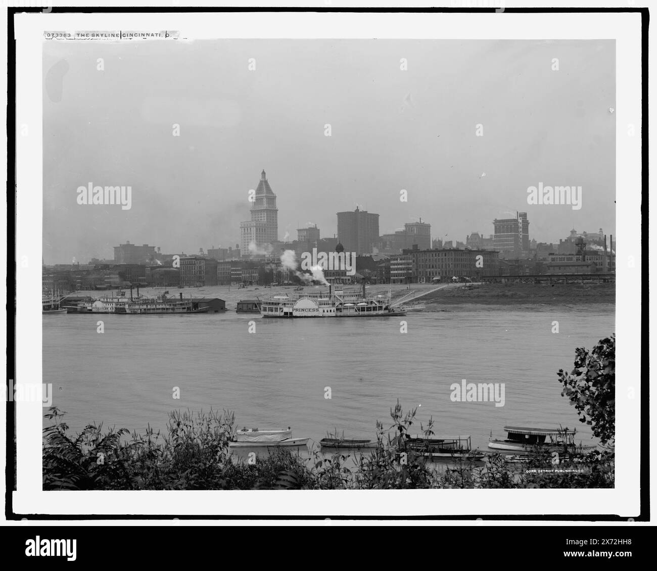 The Skyline, Cincinnati, Ohio, « Princess, The Coney Island Co. » sur Side Wheeler., Detroit Publishing Co. 073363., Gift ; State Historical Society of Colorado ; 1949, Side Wheelers. , Rivers. , États-Unis, Ohio, Cincinnati. Banque D'Images