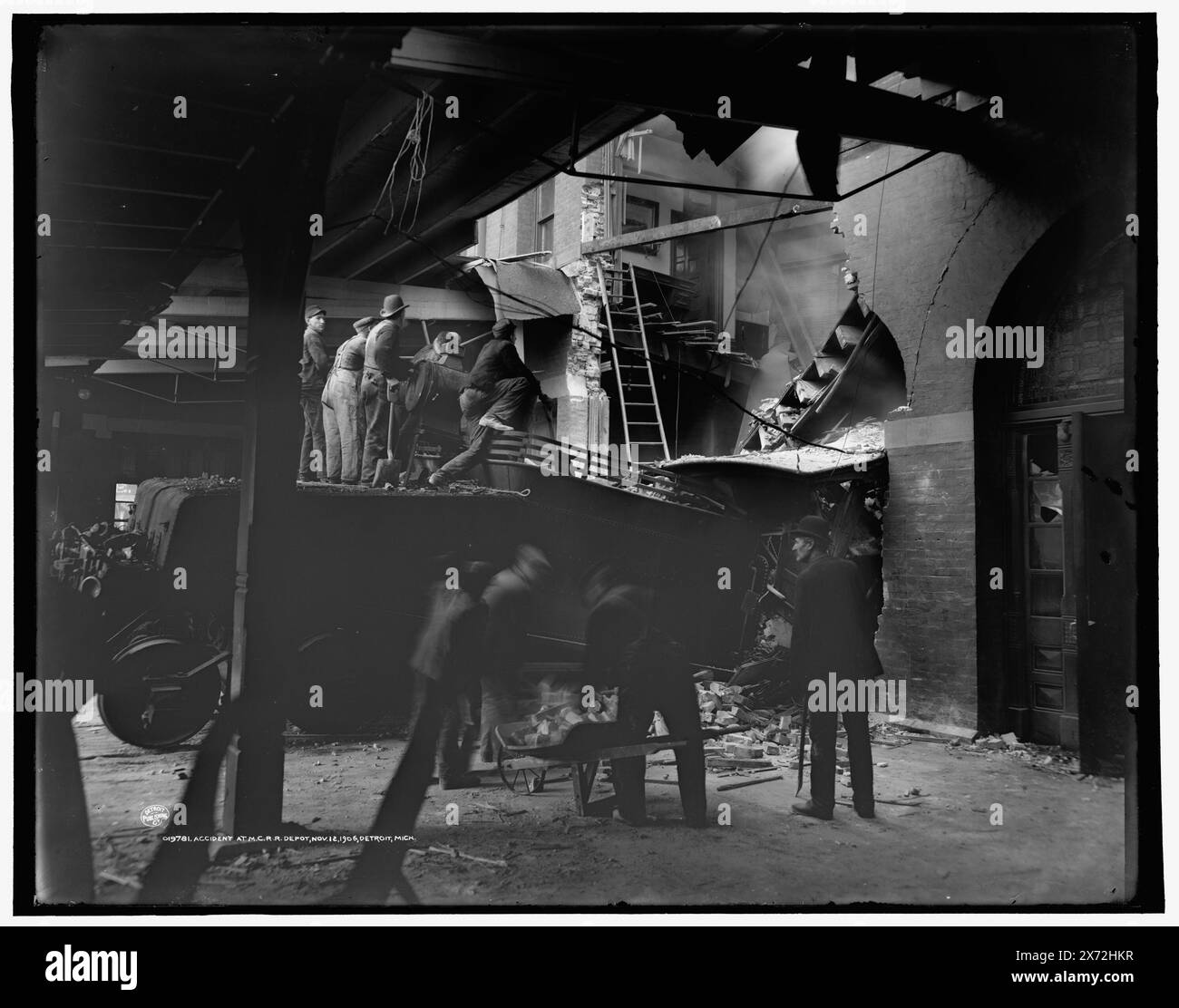 Accident au dépôt M.C.R.R. Detroit, Mich., 'R 33' sur négatif., Detroit Publishing Co. no. 019781., Gift ; State Historical Society of Colorado ; 1949, Michigan Central Railroad Company. , Gares ferroviaires. , Accidents ferroviaires. , États-Unis, Michigan, Detroit. Banque D'Images