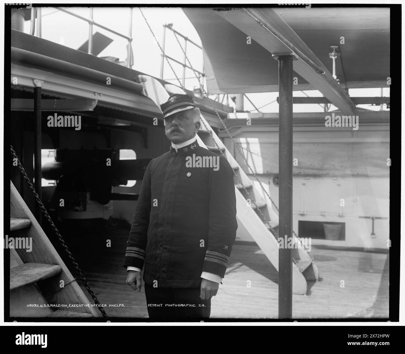 U.S.S. Raleigh, dirigeant Phelps, attribution à Hart basée sur des négatifs avec des numéros similaires., date basée sur Detroit, catalogue J (1901)., Detroit Publishing Co. No. 020911., Gift ; State Historical Society of Colorado ; 1949, Phelps, Thomas Stowell, 1848-1915. , Raleigh (Cruiser) , États-Unis., Navy. , Cruisers (navires de guerre), américain. , Officiers militaires, américain. Banque D'Images