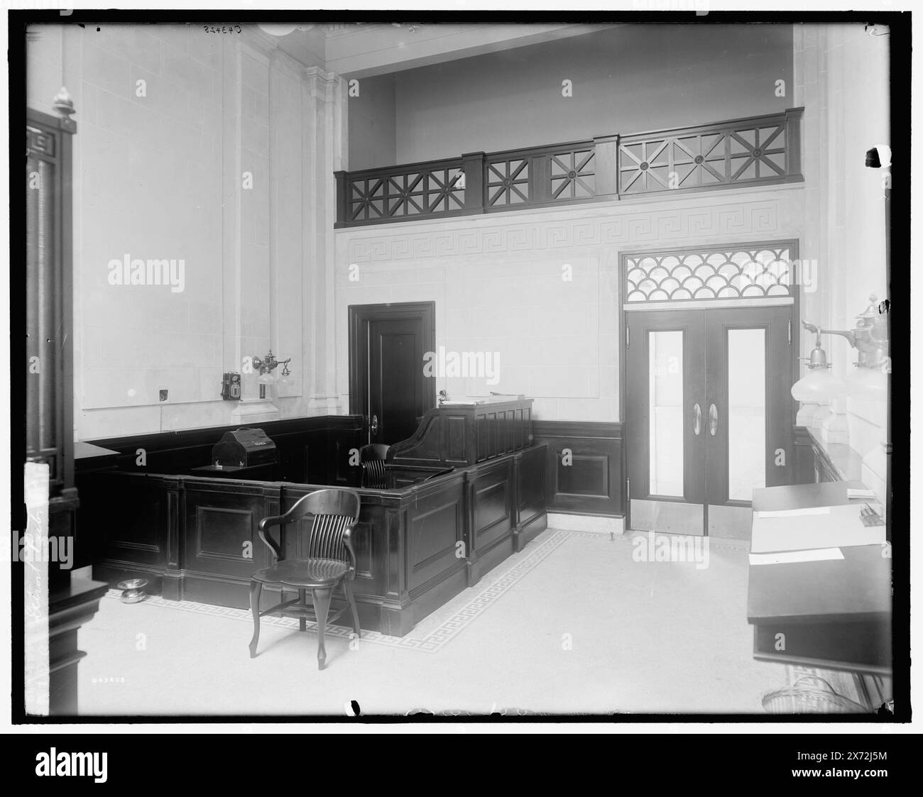 Succursale de soixante-dix-deuxième rue, 19th Ward Bank, intérieur, bureau bas, New York, N.Y., titre tiré de la veste., '5126' sur négatif., Detroit Publishing Co. no. 043428., Gift ; State Historical Society of Colorado ; 1949, Banks. , Intérieurs. , États-Unis, New York (State), New York. Banque D'Images