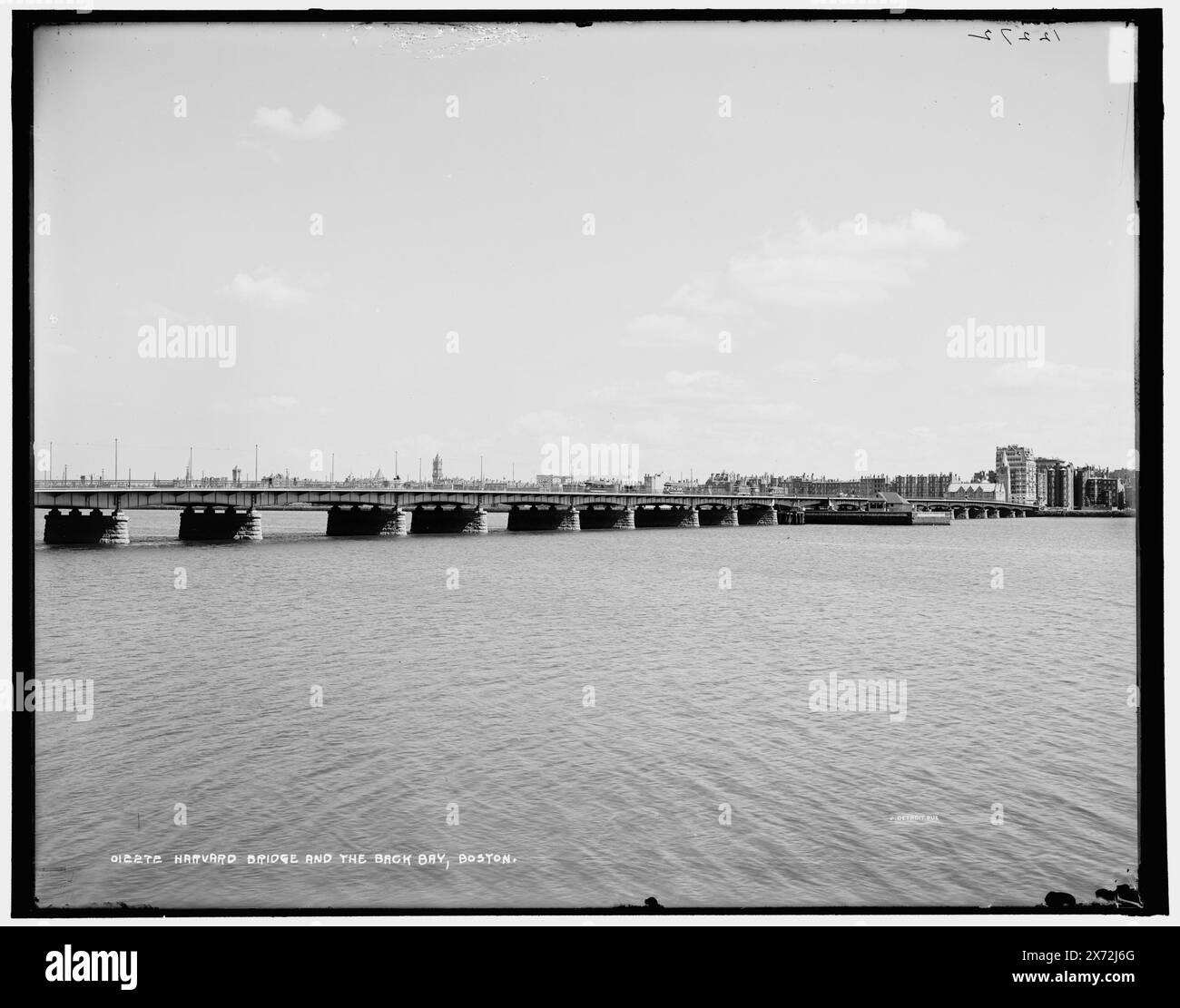 Harvard Bridge and the Back Bay, Boston, date basée sur Detroit, catalogue J (1901)., Detroit Publishing Co. No. 012272., Gift ; State Historical Society of Colorado ; 1949., informations non vérifiées dans ce dossier. 752 champ. Est. Back Bay, ponts. , États-Unis, Massachusetts, Boston. , États-Unis, Massachusetts, Charles River. Banque D'Images