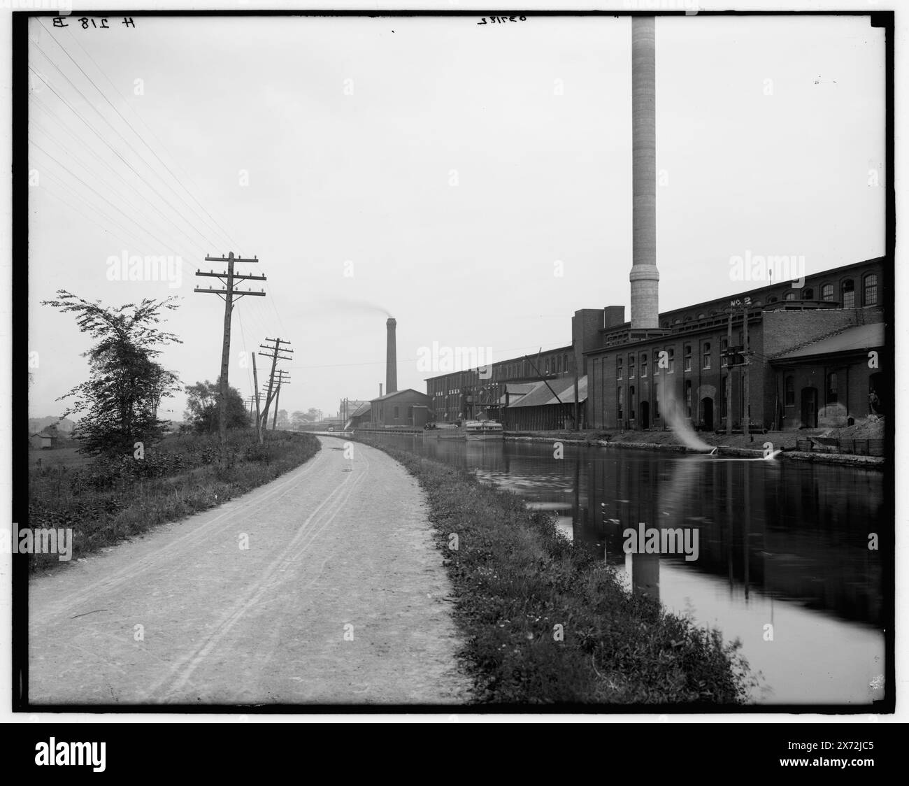 Erie canal & Mohawk Valley, Utica, New York, titre tiré de la veste., 'H 218 A' et 'H 218 B' sur les négatifs l et R, respectivement., Detroit Publishing Co. No. 037182., Gift ; State Historical Society of Colorado ; 1949, Canals. , Installations industrielles. , États-Unis, New York (State), Utica. , États-Unis, New York (State), Erie canal. Banque D'Images
