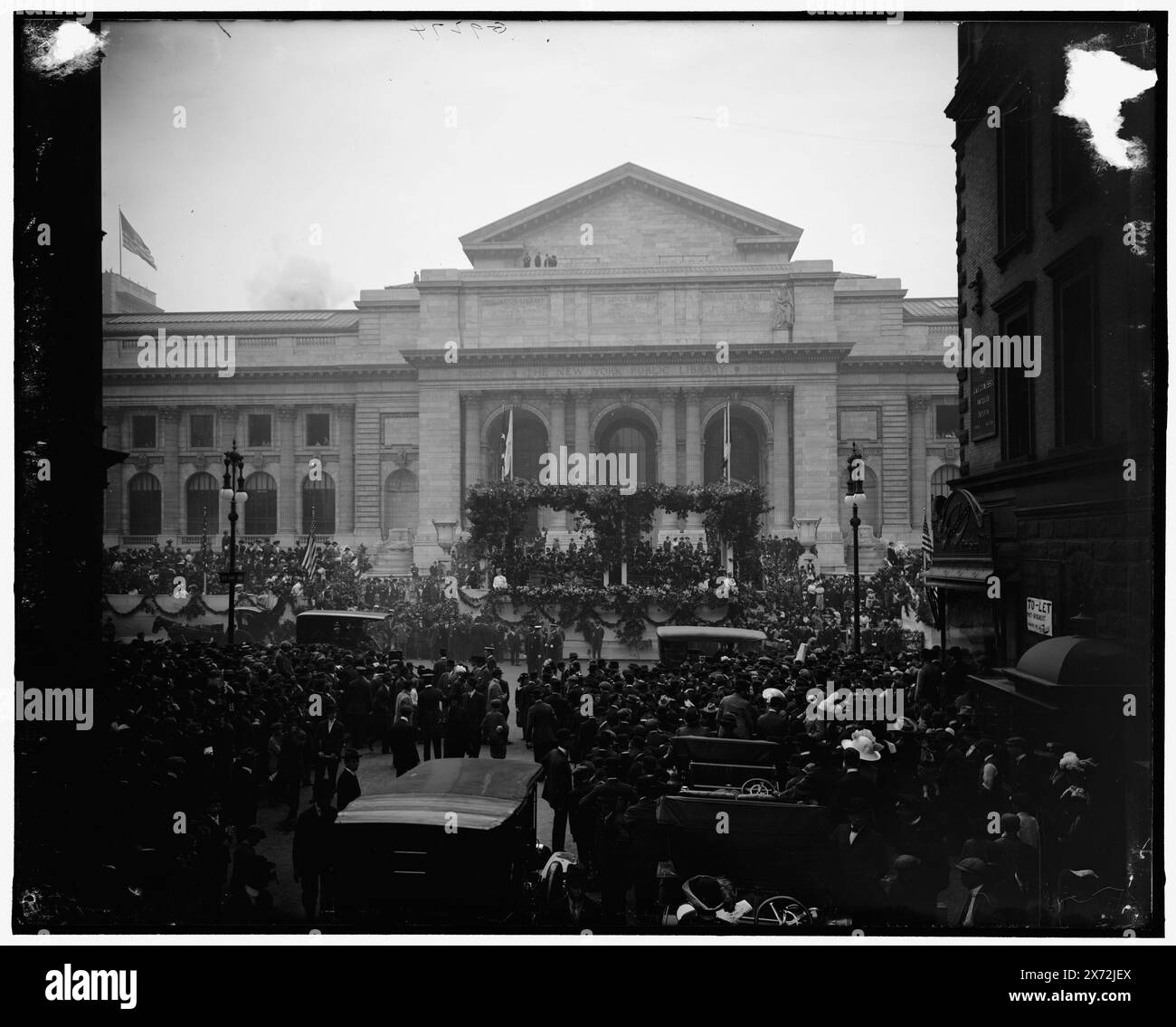 New York, N.Y., examinant naval parade from New York public Library, titre from jacket., 'G 9274' on Negative., Detroit Publishing Co. No. 0500736., Gift ; State Historical Society of Colorado ; 1949, Libraries. , Défilés et cérémonies militaires. , États-Unis, New York (State), New York. Banque D'Images