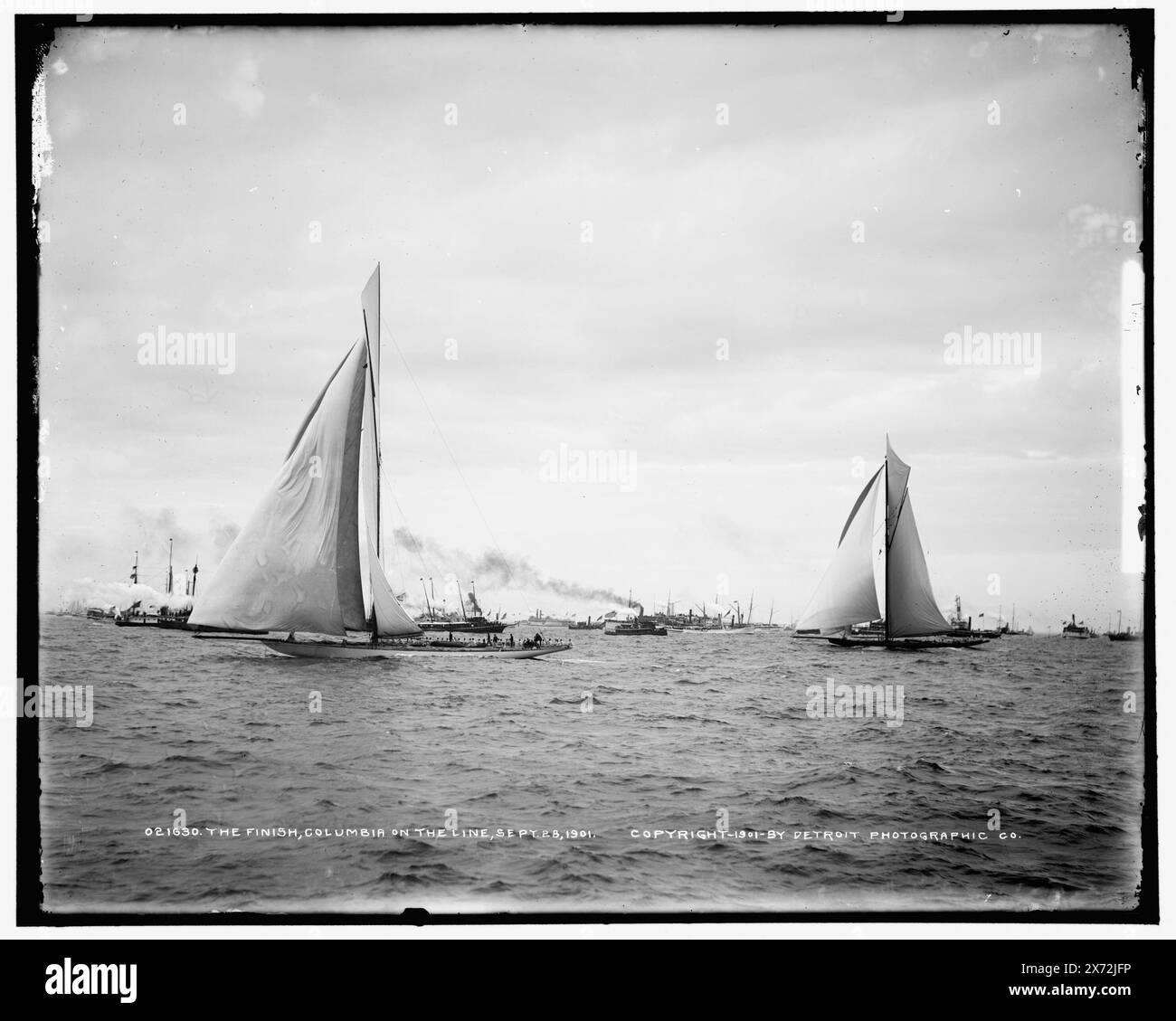 The Finish, Columbia sur la ligne, 28 septembre 1901, Detroit Publishing Co. No. 021630., Gift ; State Historical Society of Colorado ; 1949, Columbia (Sloop), America's Cup races. , Yachts. , Régates. Banque D'Images