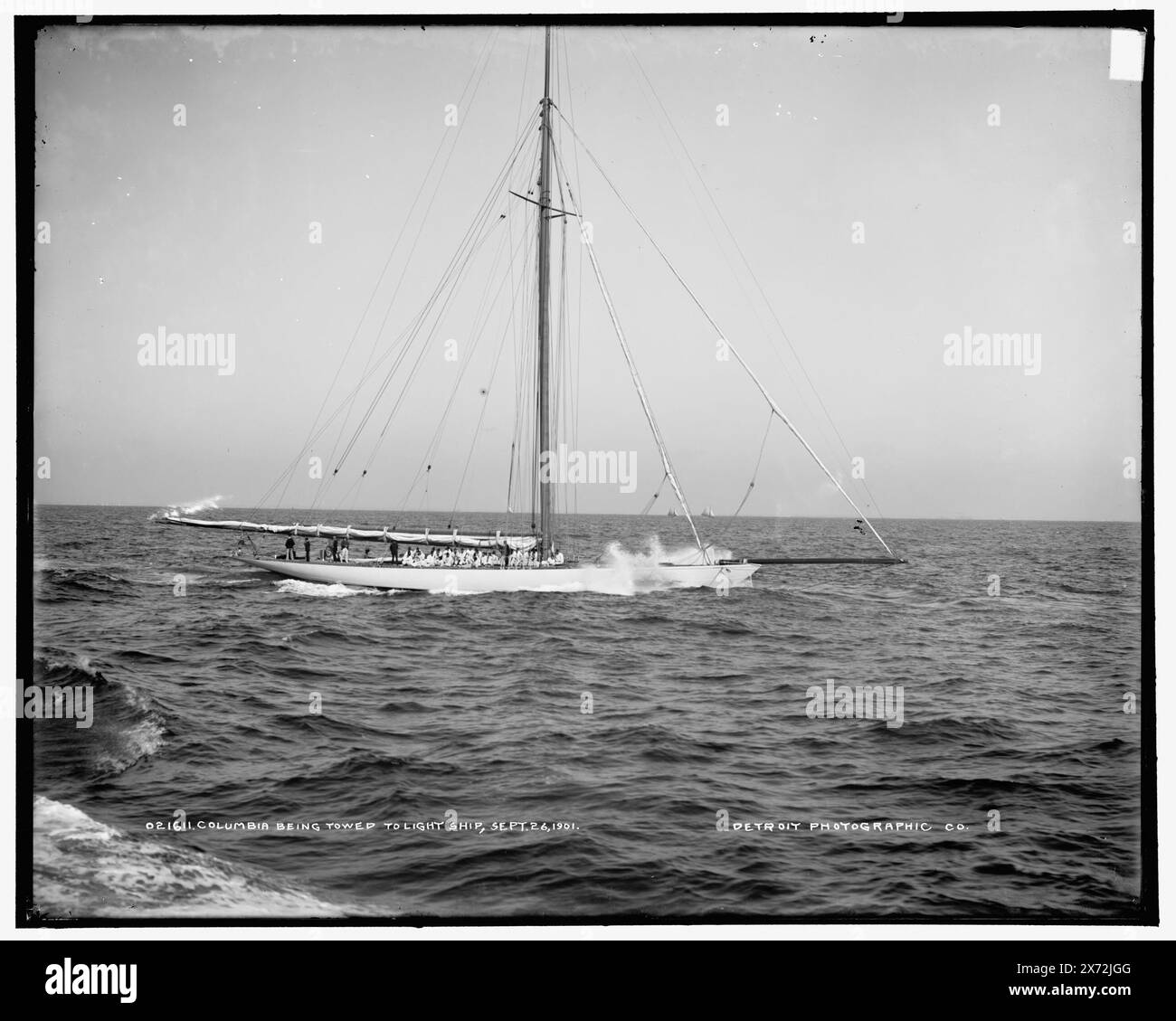 Columbia étant remorqué vers un navire léger, '478' sur négatif., Detroit Publishing Co. No. 021611., Gift ; State Historical Society of Colorado ; 1949, Columbia (Sloop), America's Cup races. , Régates. , Yachts. Banque D'Images