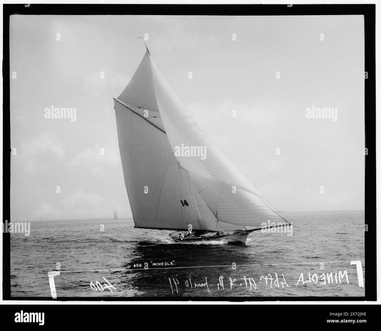 Mineola, attribution basée sur le style du titre et de la numérotation., '400,' '46 ft.,' et 'at. Y. Reg.» Sur négatif., probablement Atlantic Yacht Club Regatta., No Detroit Publishing Co., Gift ; State Historical Society of Colorado ; 1949, Mineola (Yacht), Yachts. , Régates. Banque D'Images