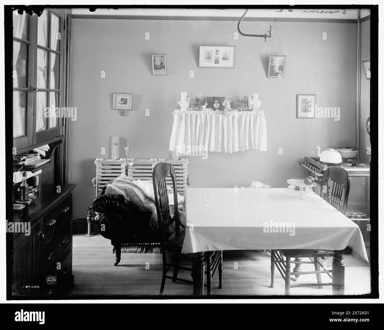 Intérieur de la maison de tenement, New York City, titre de la veste., 'Emerson # 2' sur négatif., Detroit Publishing Co. No. 043269., Gift ; State Historical Society of Colorado ; 1949, Tenement Houses. , Intérieurs. , États-Unis, New York (State), New York. Banque D'Images